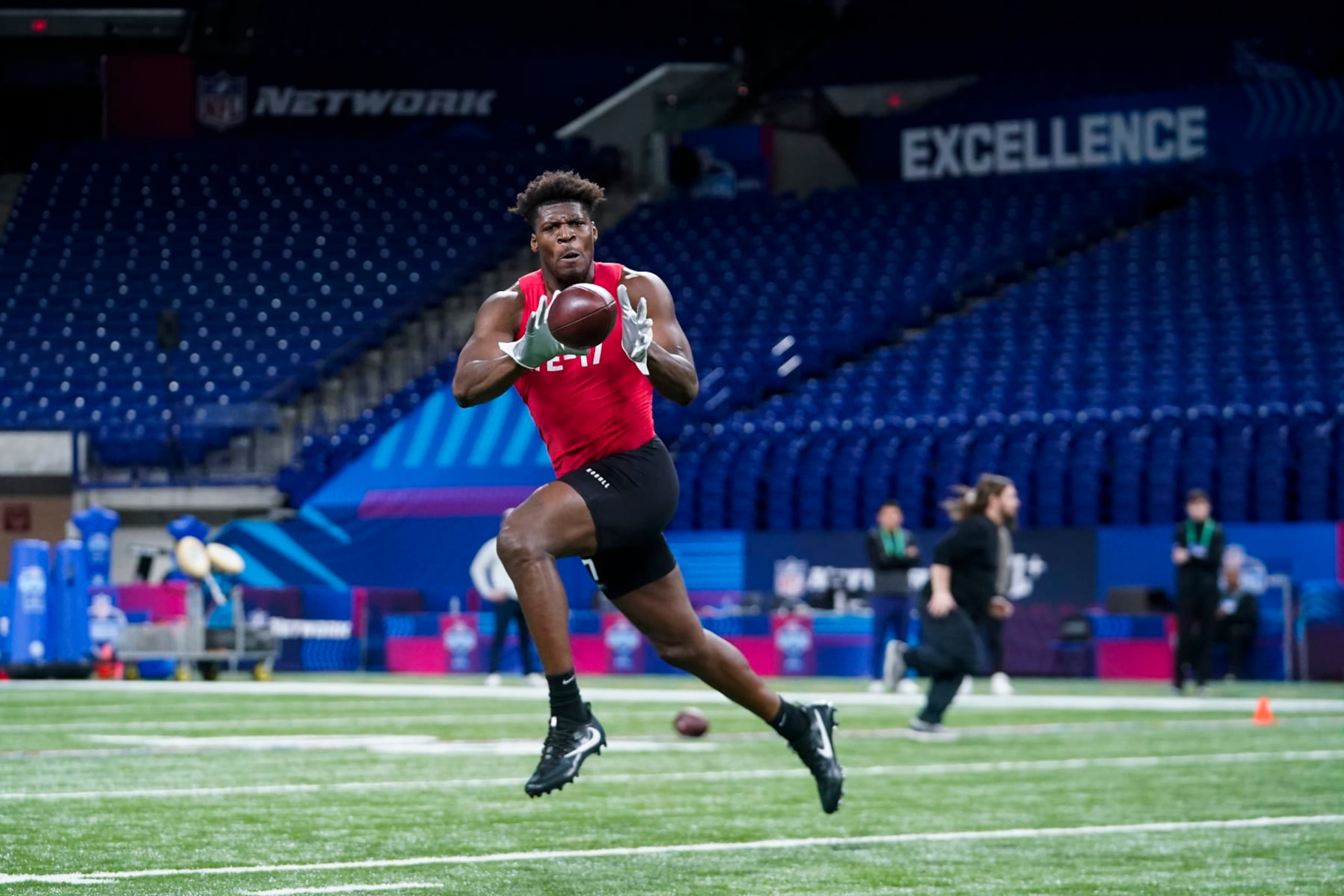 Georgia tight end Darnell Washington runs a drill at the NFL football scouting combine in Indianapolis, Saturday, March 4, 2023. (AP Photo/Darron Cummings)