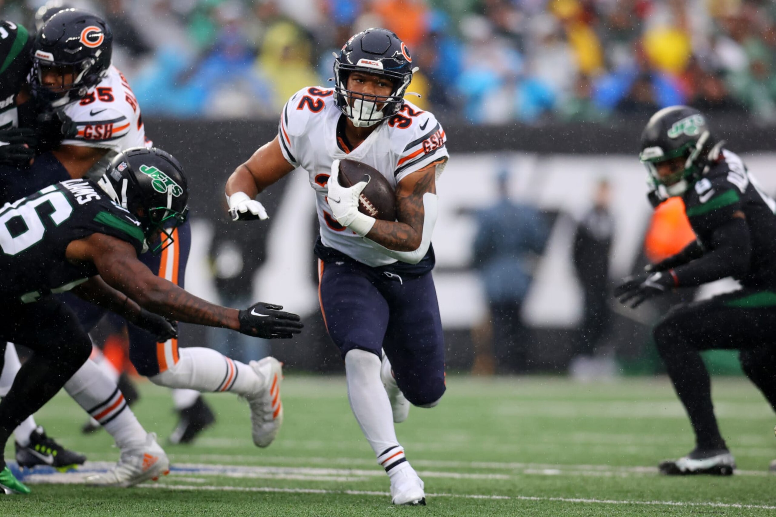 EAST RUTHERFORD, NEW JERSEY - NOVEMBER 27: David Montgomery #32 of the Chicago Bears runs for yards in the first half of a game against the New York Jets at MetLife Stadium on November 27, 2022 in East Rutherford, New Jersey. (Photo by Mike Stobe/Getty Images)