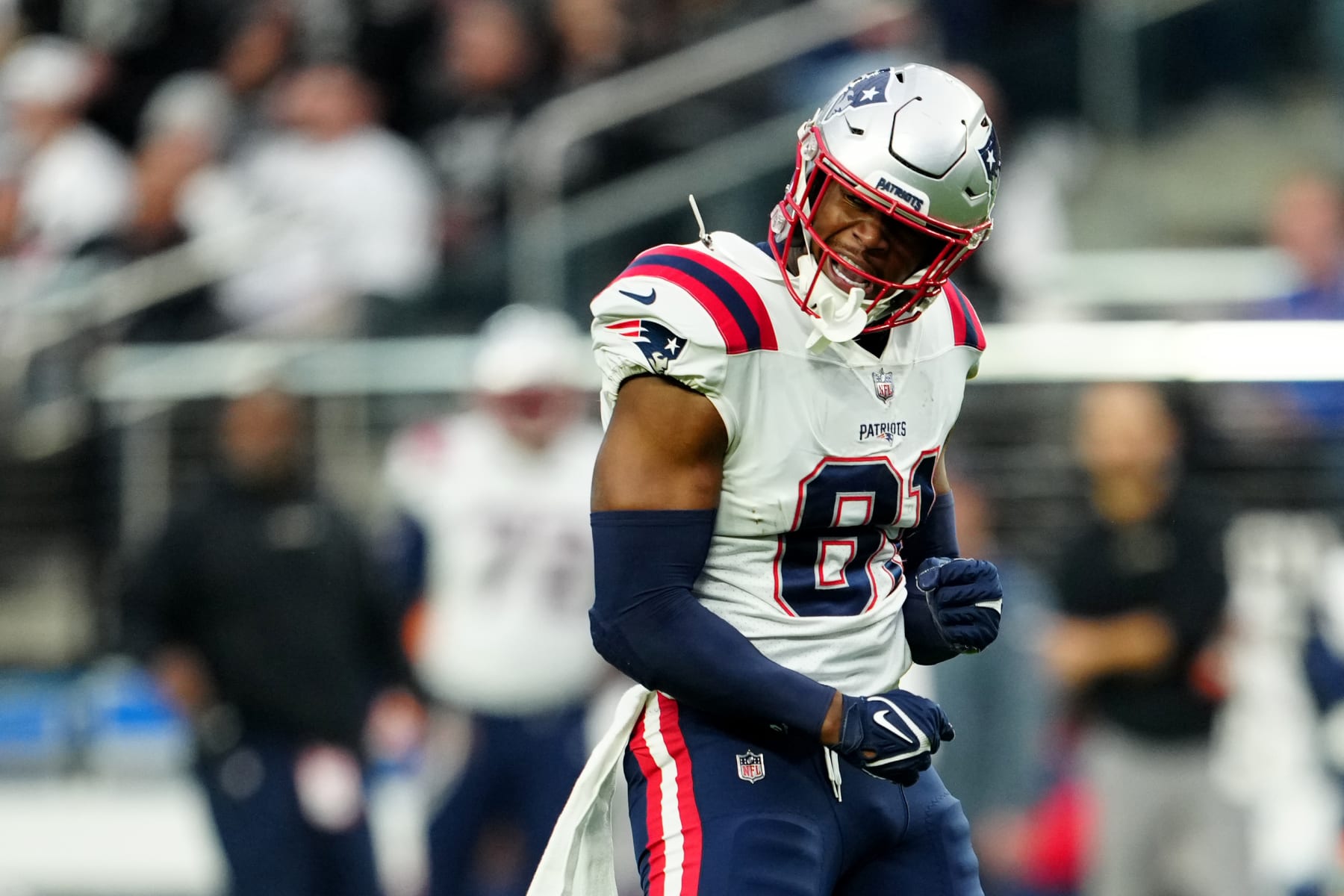 LAS VEGAS, NEVADA - DECEMBER 18: Jonnu Smith #81 of the New England Patriots reacts during the first half against the Las Vegas Raiders at Allegiant Stadium on December 18, 2022 in Las Vegas, Nevada. (Photo by Jeff Bottari/Getty Images)