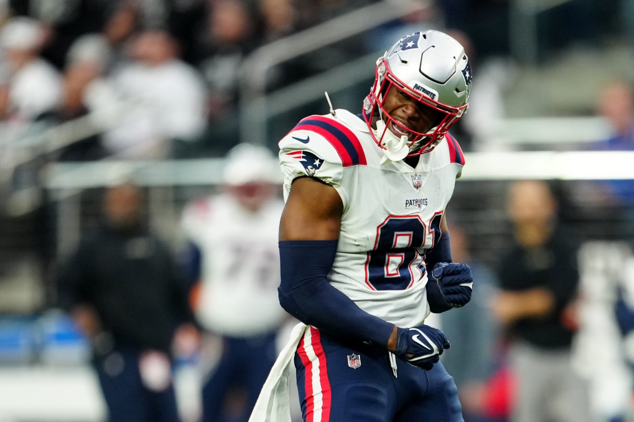 LAS VEGAS, NEVADA - DECEMBER 18: Jonnu Smith #81 of the New England Patriots reacts during the first half against the Las Vegas Raiders at Allegiant Stadium on December 18, 2022 in Las Vegas, Nevada. (Photo by Jeff Bottari/Getty Images)