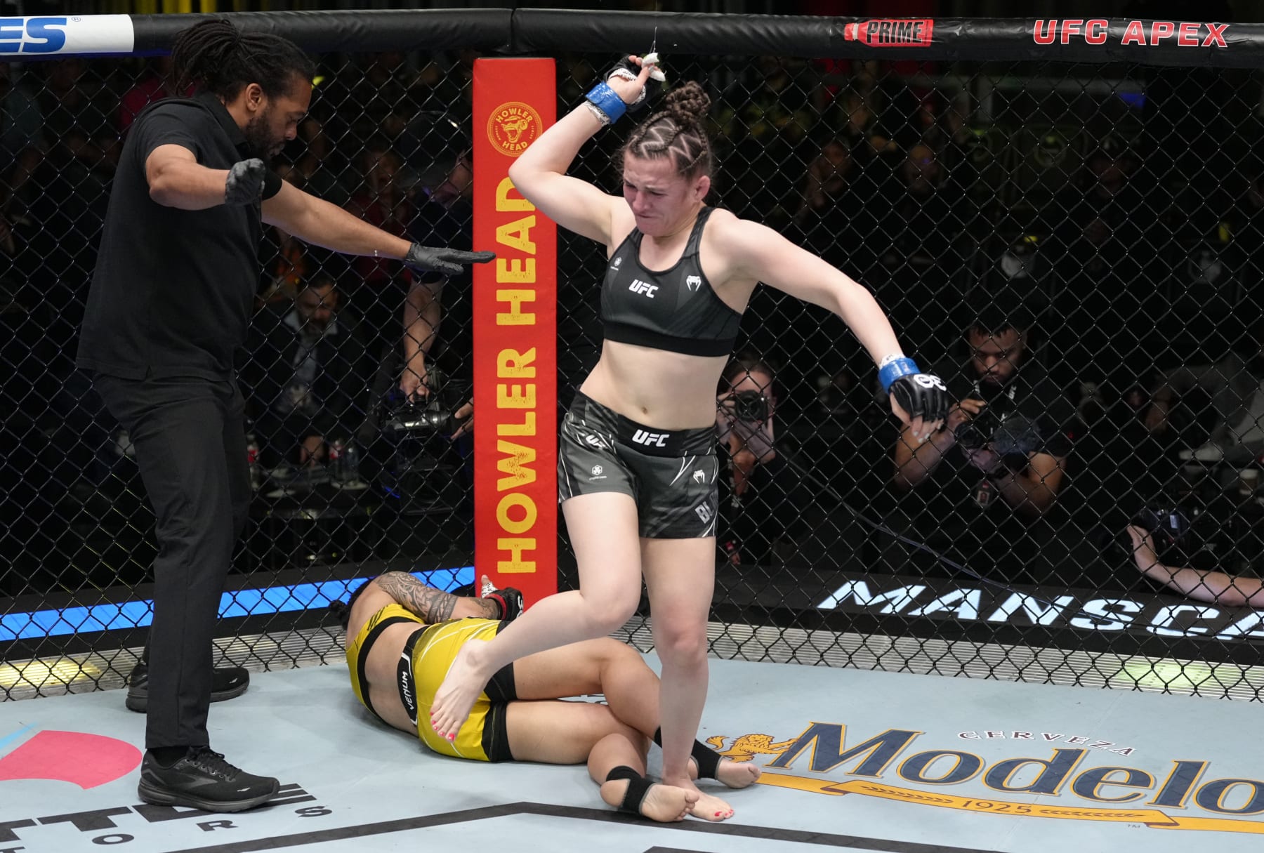 Erin Blanchfield submits Jessica Andrade. 