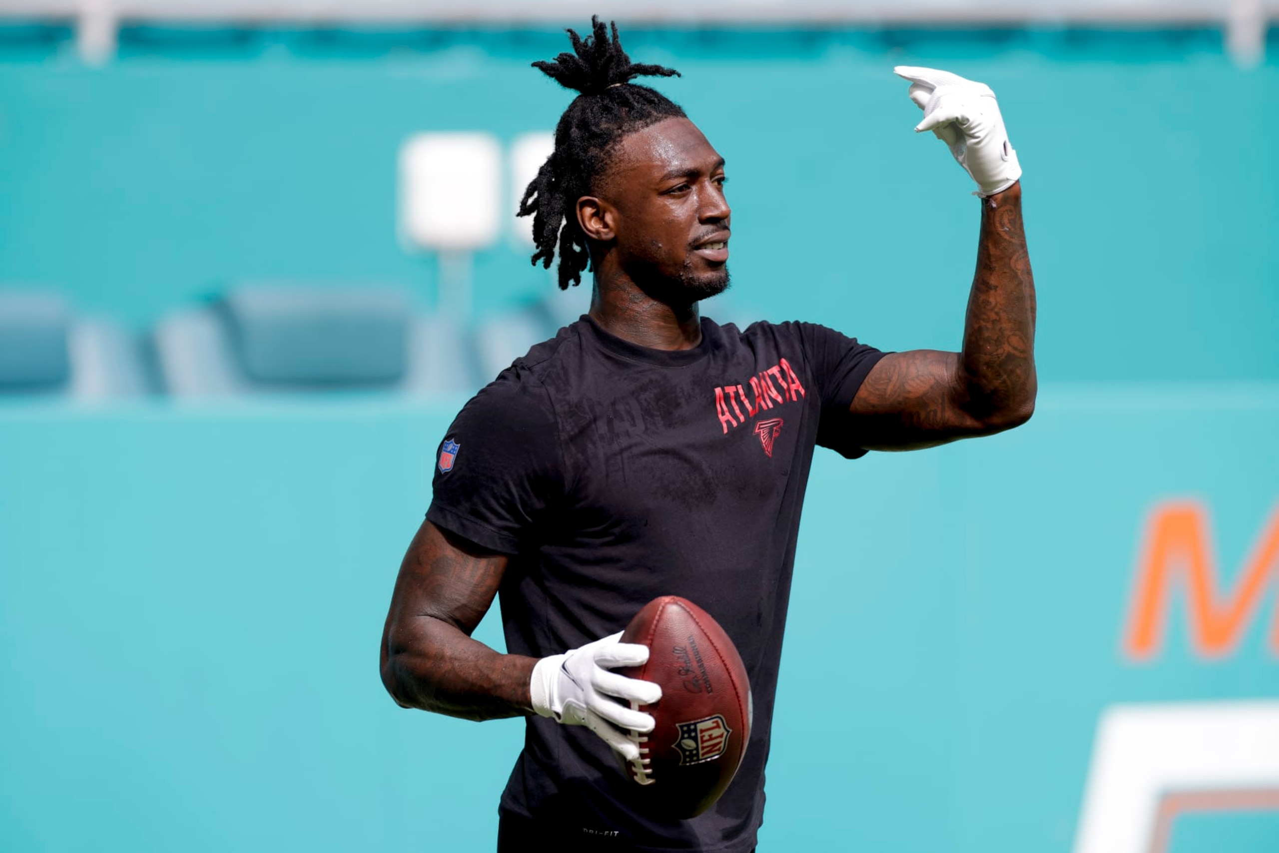 MIAMI GARDENS, FL - OCTOBER 24: Atlanta Falcons wide receiver Calvin Ridley (18) during the game between the Atlanta Falcons and the Miami Dolphins on October 24, 2021 at Hard Rock Stadium in Miami Gardens, Fl. (Photo by David Rosenblum/Icon Sportswire via Getty Images) MIAMI GARDENS, FL - OCTOBER 24: Atlanta Falcons wide receiver Calvin Ridley (18) during the game between the Atlanta Falcons and the Miami Dolphins on October 24, 2021 at Hard Rock Stadium in Miami Gardens, Fl. (Photo by David Rosenblum/Icon Sportswire via Getty Images)