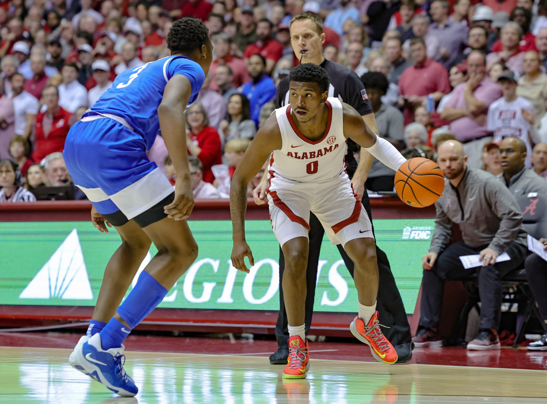 TUSCALOOSA, AL - JANUARY 7: Jaden Bradley #0 of the Alabama Crimson Tide looks for a lane during the second period behind Adou Thiero #3 of the Kentucky Wildcats at Coleman Coliseum on January 7, 2023 in Tuscaloosa, Alabama. (Photo by Brandon Sumrall/Getty Images)
