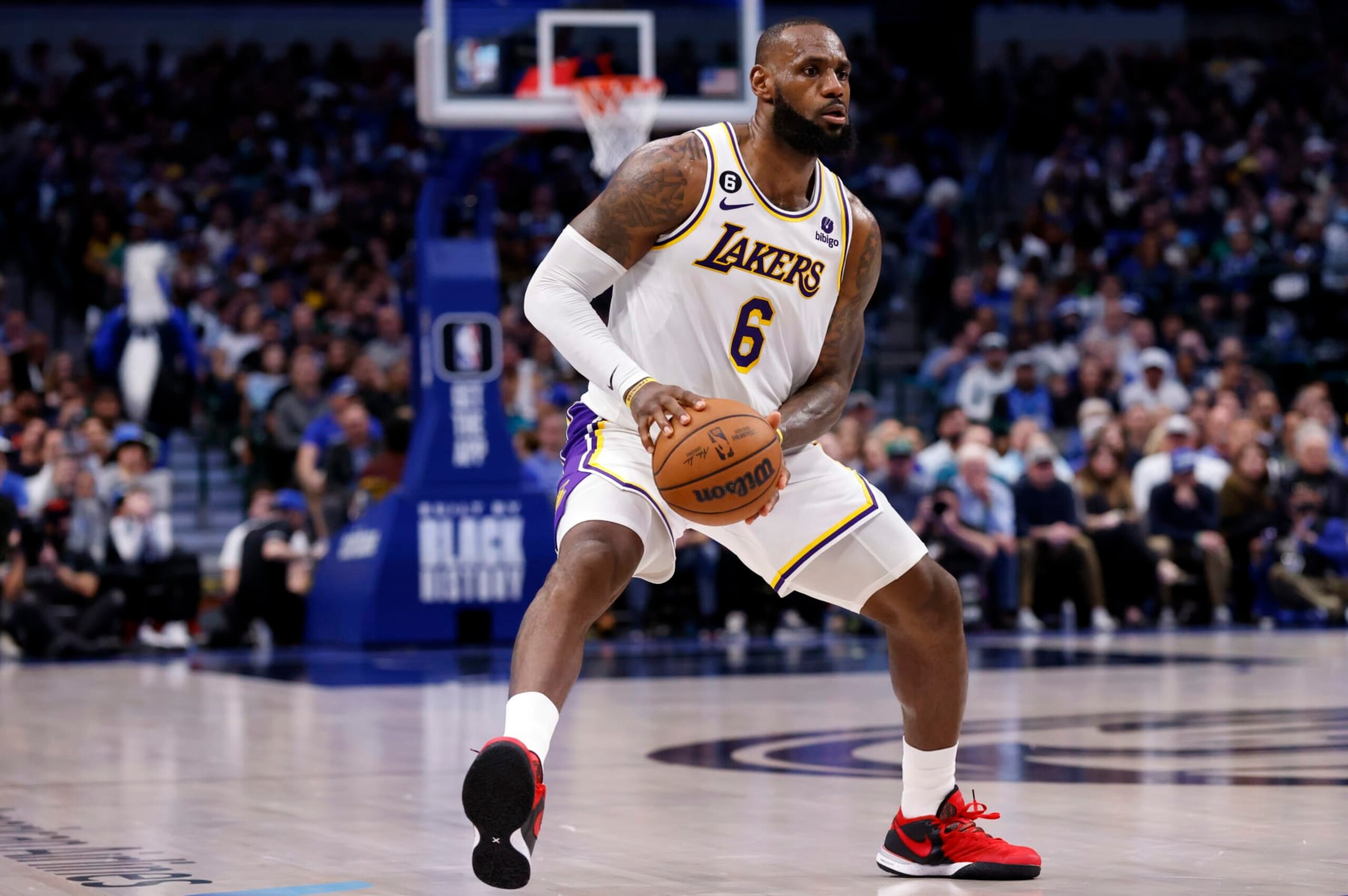 DALLAS, TX - FEBRUARY 26 : LeBron James #6 of the Los Angeles Lakers handles the ball against the Dallas Mavericks at American Airlines Center on February 26, 2023 in Dallas, Texas. NOTE TO USER: User expressly acknowledges and agrees that, by downloading and or using this photograph, User is consenting to the terms and conditions of the Getty Images License Agreement. (Photo by Ron Jenkins/Getty Images) DALLAS, TX - FEBRUARY 26 : LeBron James #6 of the Los Angeles Lakers handles the ball against the Dallas Mavericks at American Airlines Center on February 26, 2023 in Dallas, Texas. NOTE TO USER: User expressly acknowledges and agrees that, by downloading and or using this photograph, User is consenting to the terms and conditions of the Getty Images License Agreement. (Photo by Ron Jenkins/Getty Images)