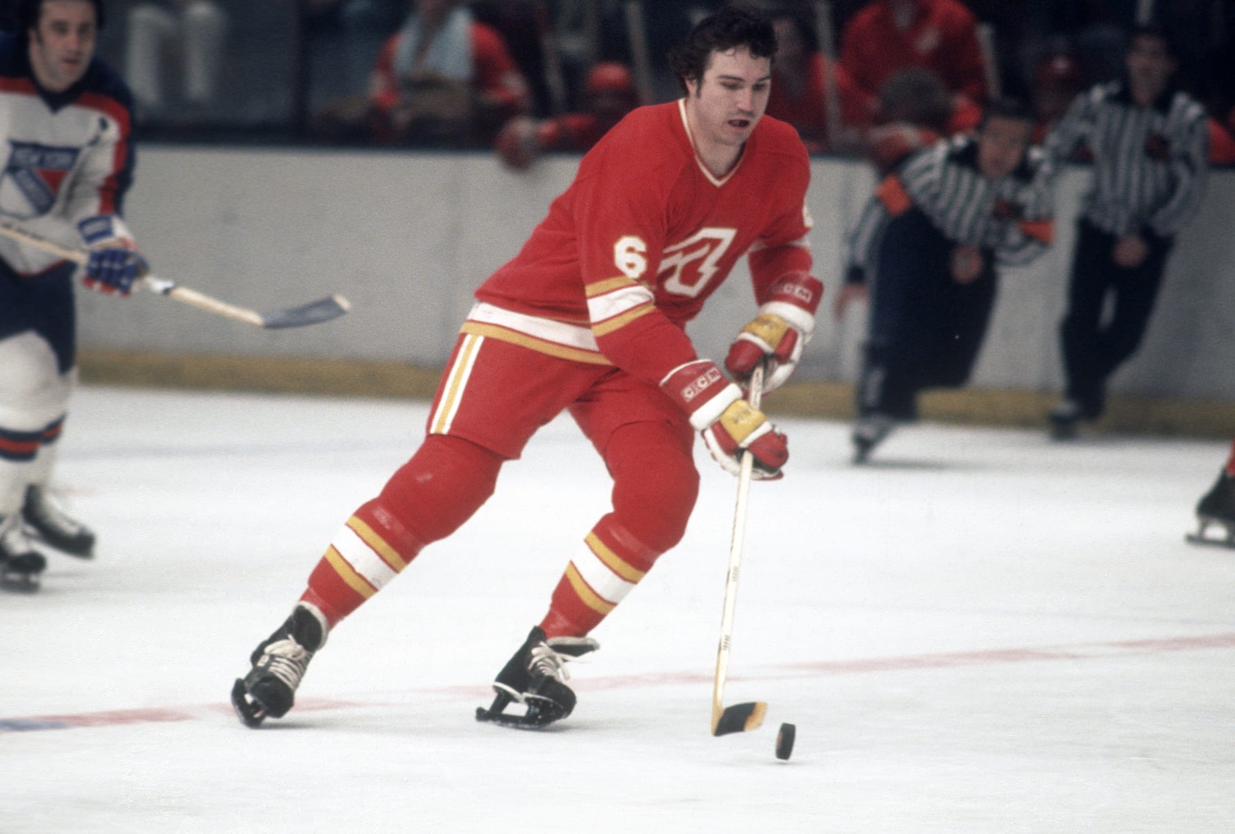 NEW YORK - CIRCA 1977: Ken Houston #6 of the Atlanta Flames skates against New York Rangers during an NHL Hockey game circa 1977 at Madison Square Garden in the Manhattan borough of New York City. Houston's playing career went from 1975-84. (Photo by Focus on Sport/Getty Images)