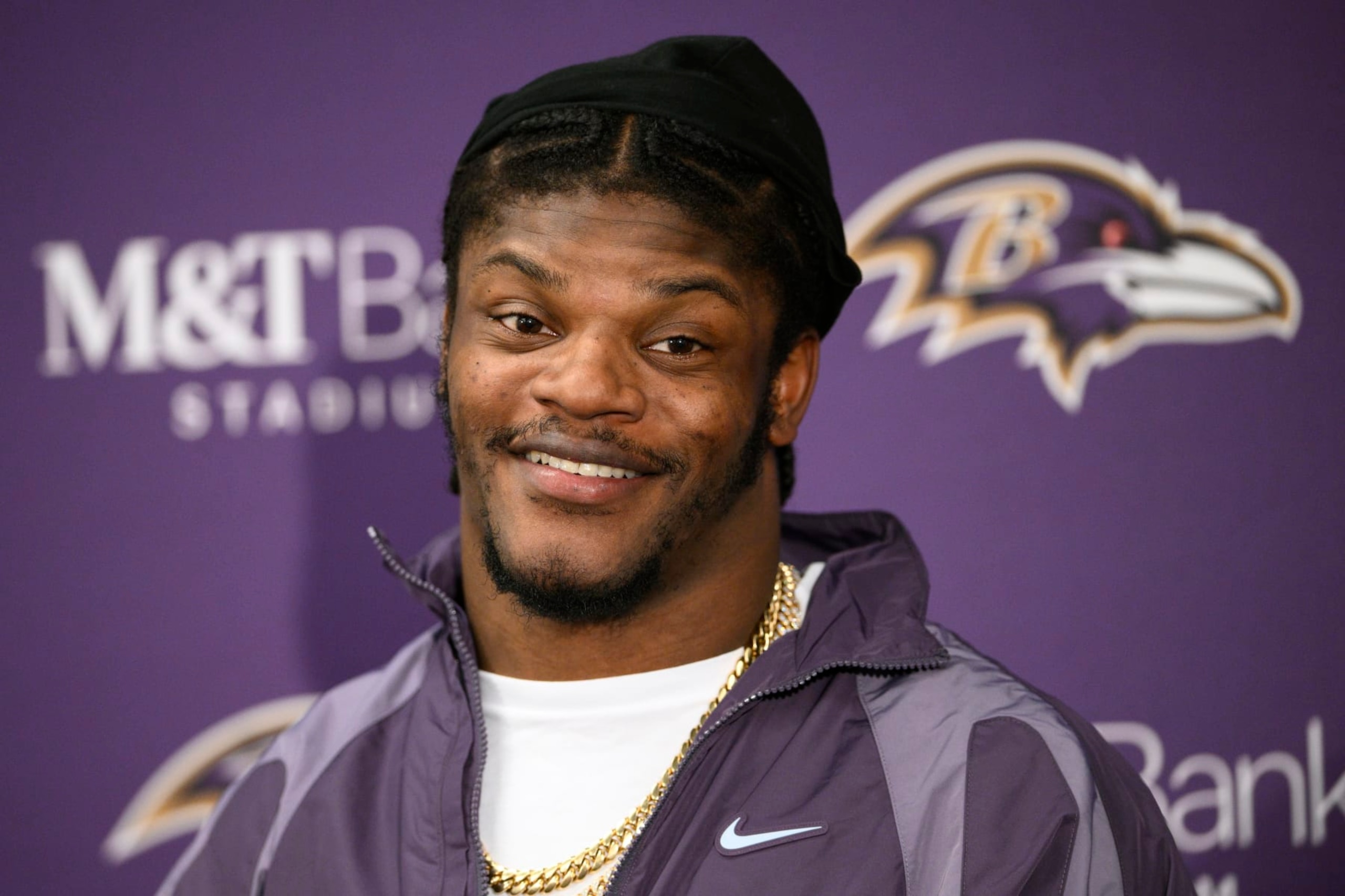 Lamar Jackson, quarterback de los Ravens de Baltimore, habla en conferencia de prensa después del partido de la NFL en contra de los Panthers de Carolina, el domingo 20 de noviembre de 2022, en Baltimore. (AP Foto/Nick Wass)