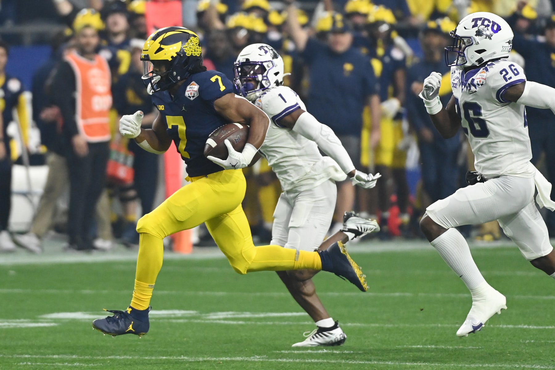 GLENDALE, ARIZONA - DECEMBER 31: Donovan Edwards #7 of the Michigan Wolverines rushes during the first quarter against the TCU Horned Frogs in the Vrbo Fiesta Bowl at State Farm Stadium on December 31, 2022 in Glendale, Arizona. (Photo by Norm Hall/Getty Images)