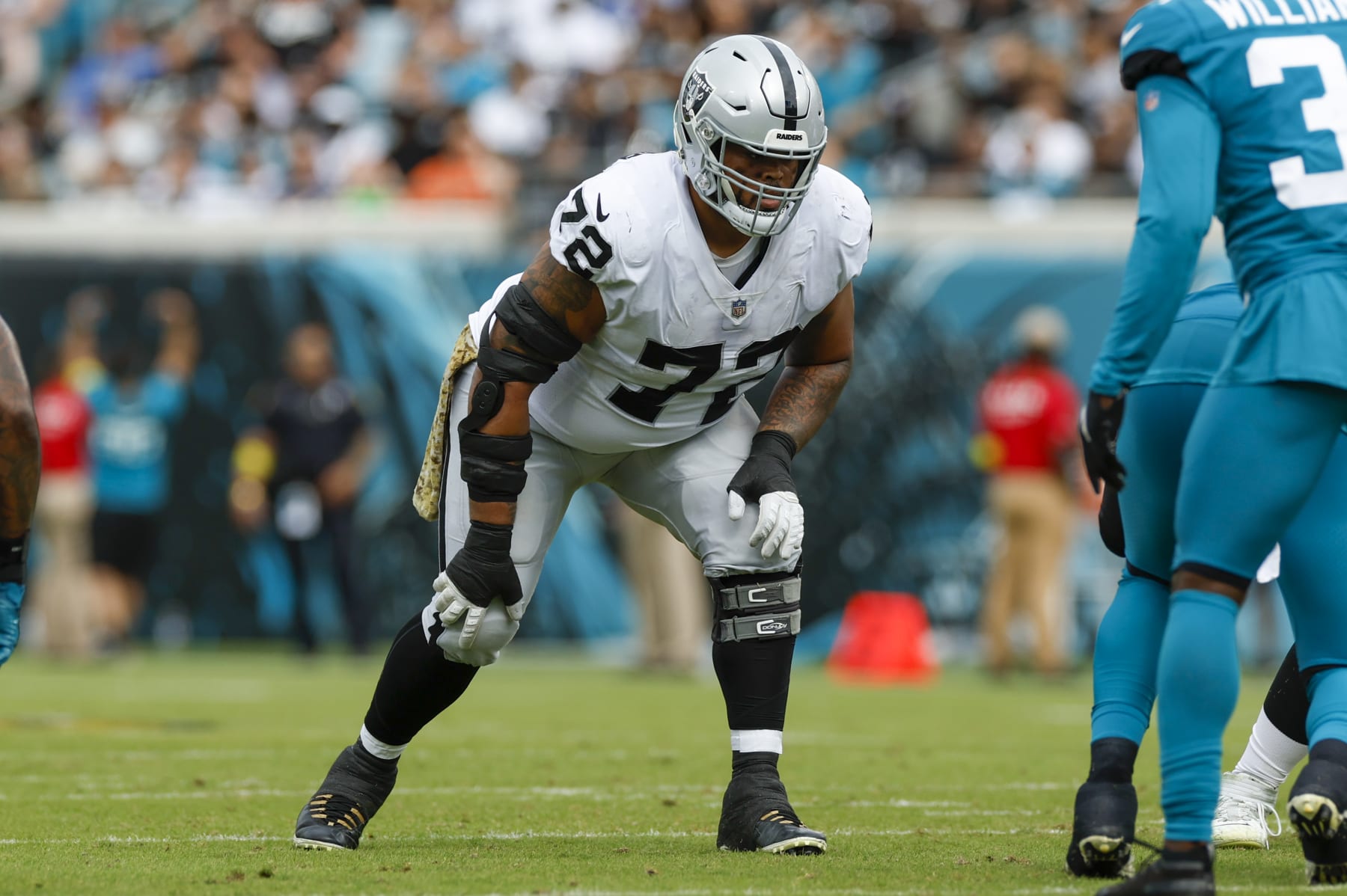 JACKSONVILLE, FL - NOVEMBER 06: Las Vegas Raiders guard Jermaine Eluemunor (72) during the game between the Las Vegas Raiders and the Jacksonville Jaguars on November 6, 2022 at TIAA Bank Field in Jacksonville, Fl. (Photo by David Rosenblum/Icon Sportswire via Getty Images)