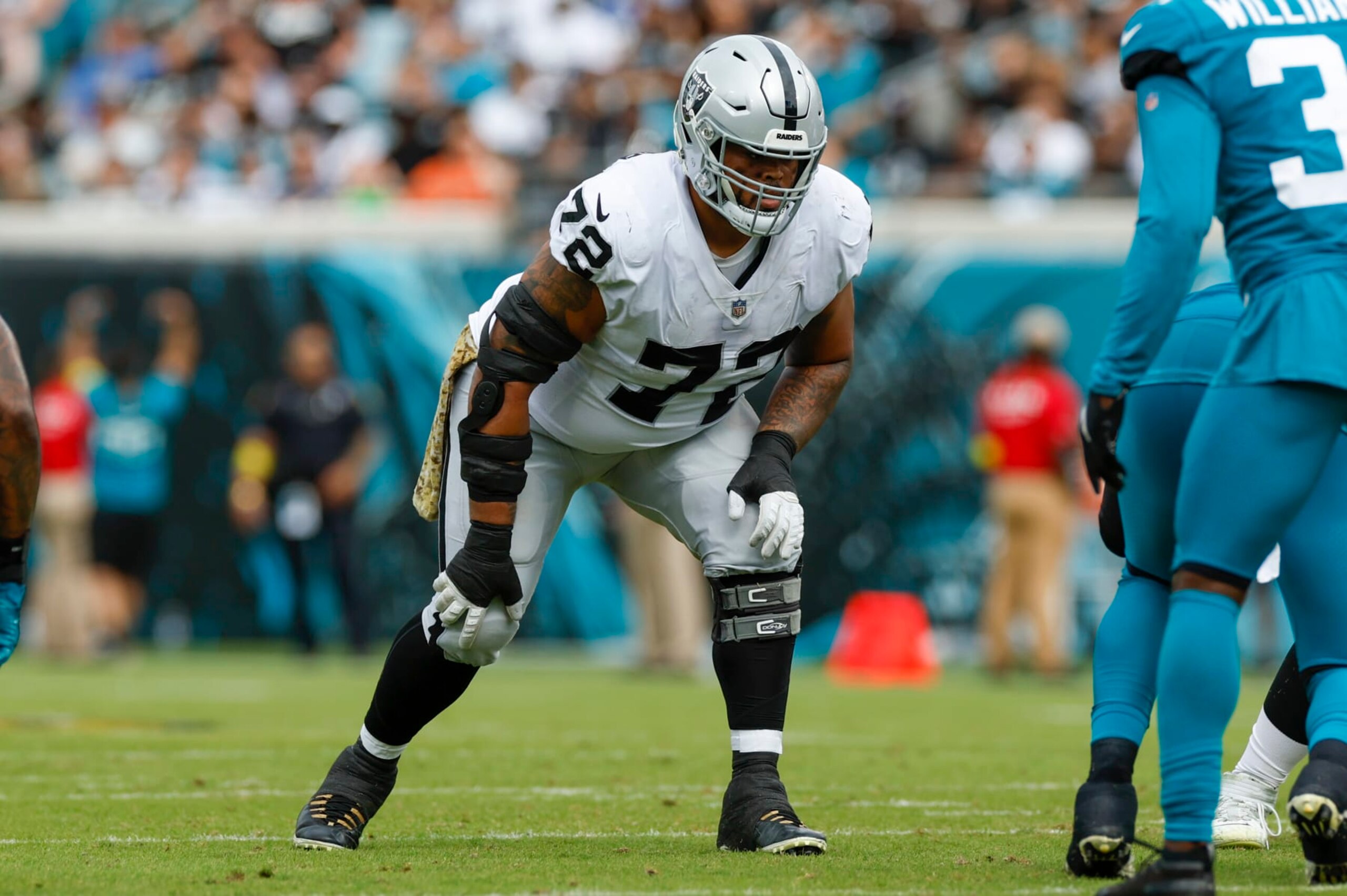 JACKSONVILLE, FL - NOVEMBER 06: Las Vegas Raiders guard Jermaine Eluemunor (72) during the game between the Las Vegas Raiders and the Jacksonville Jaguars on November 6, 2022 at TIAA Bank Field in Jacksonville, Fl. (Photo by David Rosenblum/Icon Sportswire via Getty Images)