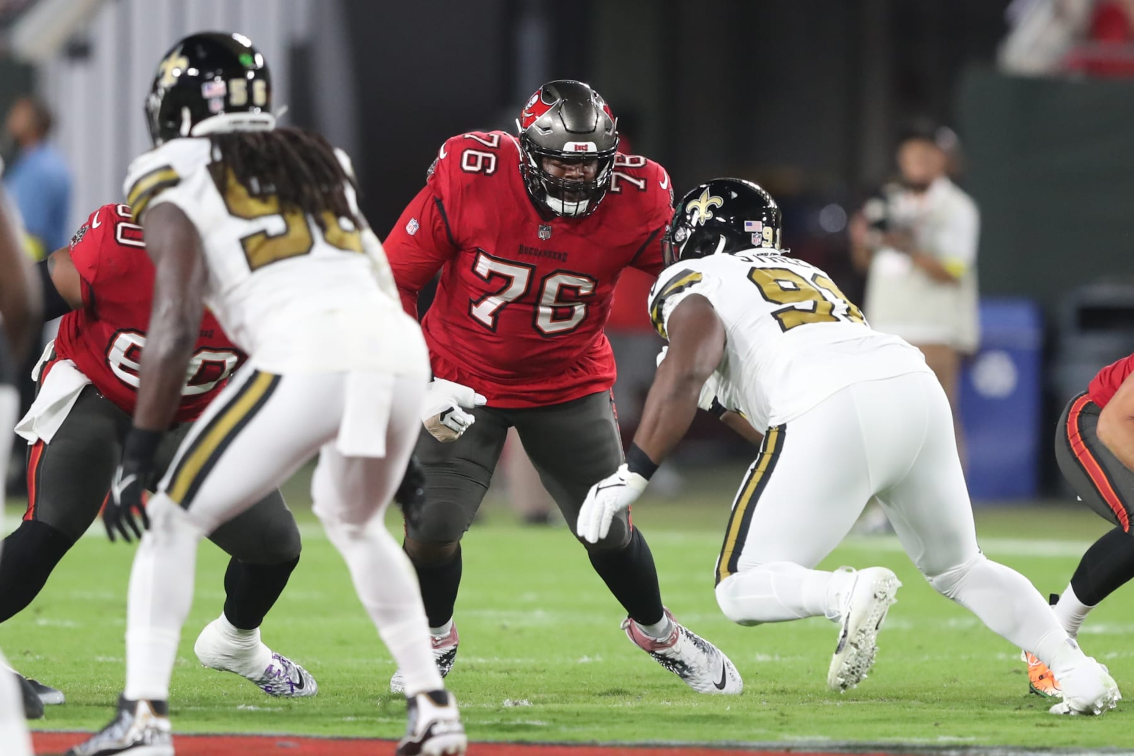 TAMPA, FL - DECEMBER 05: Tampa Bay Buccaneers Offensive Tackle Donovan Smith (76) pass blocks during the regular season game between the New Orleans Saints and the Tampa Bay Buccaneers on December 05, 2022 at Raymond James Stadium in Tampa, Florida. (Photo by Cliff Welch/Icon Sportswire via Getty Images) TAMPA, FL - DECEMBER 05: Tampa Bay Buccaneers Offensive Tackle Donovan Smith (76) pass blocks during the regular season game between the New Orleans Saints and the Tampa Bay Buccaneers on December 05, 2022 at Raymond James Stadium in Tampa, Florida. (Photo by Cliff Welch/Icon Sportswire via Getty Images)