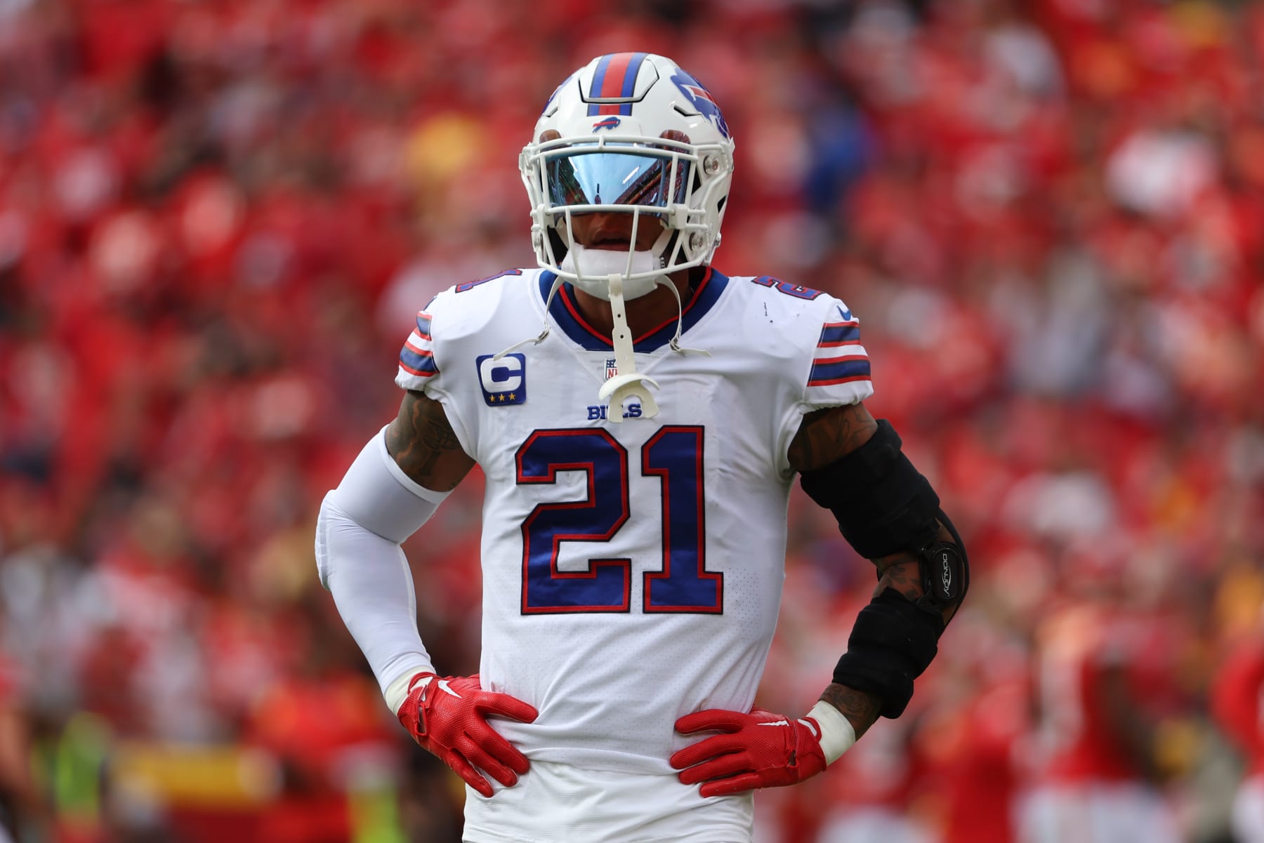 KANSAS CITY, MO - OCTOBER 16: Buffalo Bills safety Jordan Poyer (21) before an NFL game between the Buffalo Bills and Kansas City Chiefs on October 16, 2022 at GEHA Field at Arrowhead Stadium in Kansas City, MO. Photo by Scott Winters/Icon Sportswire via Getty Images)