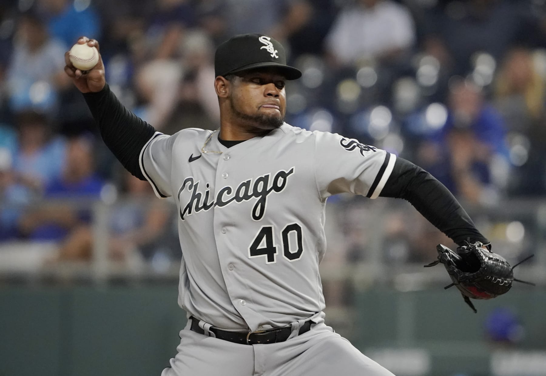 KANSAS CITY, MISSOURI - AUGUST 09:  Reynaldo Lopez of the Chicago White Sox throws in the seventh inning during game two of doubleheader against the Kansas City Royals at Kauffman Stadium on August 09, 2022 in Kansas City, Missouri. (Photo by Ed Zurga/Getty Images)