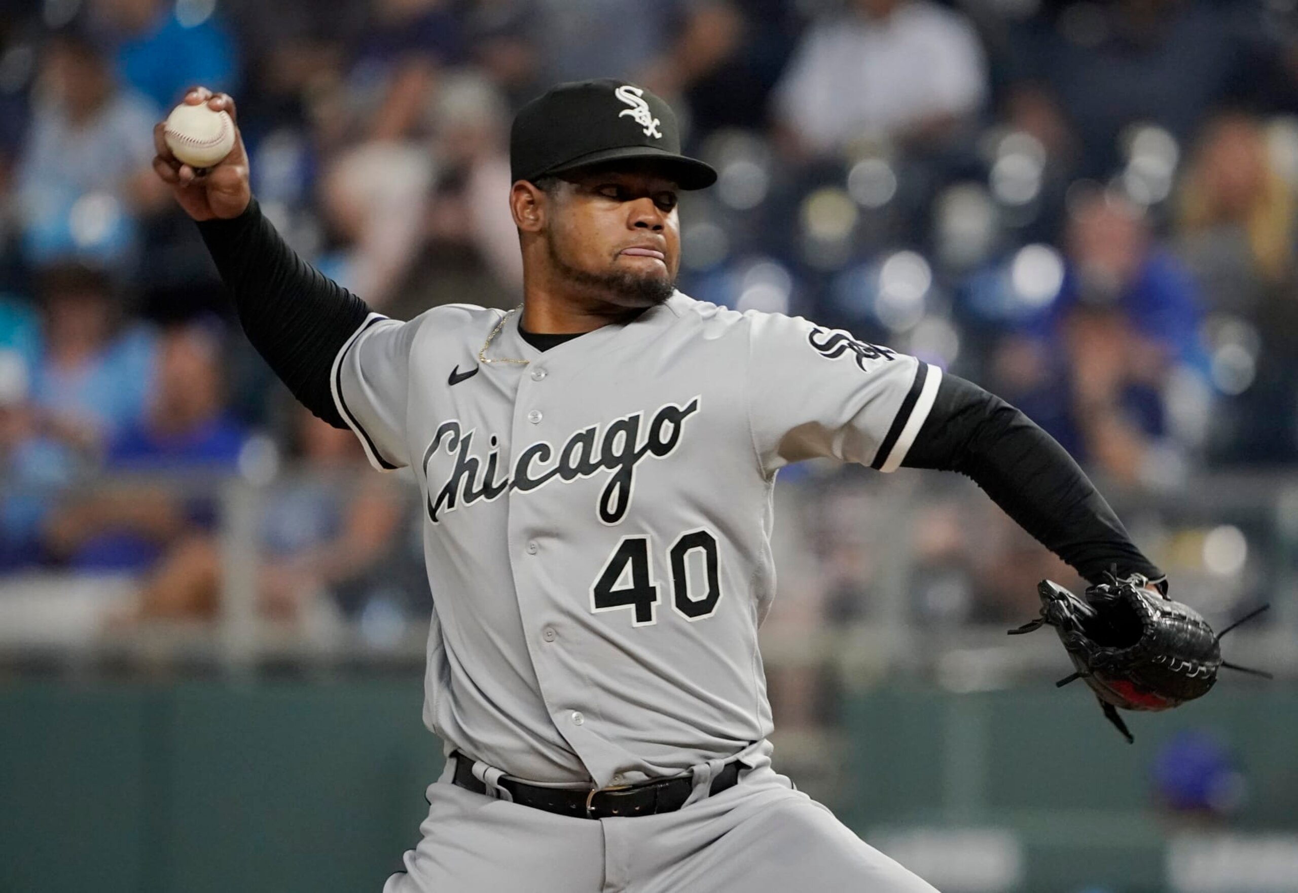 KANSAS CITY, MISSOURI - AUGUST 09:  Reynaldo Lopez of the Chicago White Sox throws in the seventh inning during game two of doubleheader against the Kansas City Royals at Kauffman Stadium on August 09, 2022 in Kansas City, Missouri. (Photo by Ed Zurga/Getty Images)