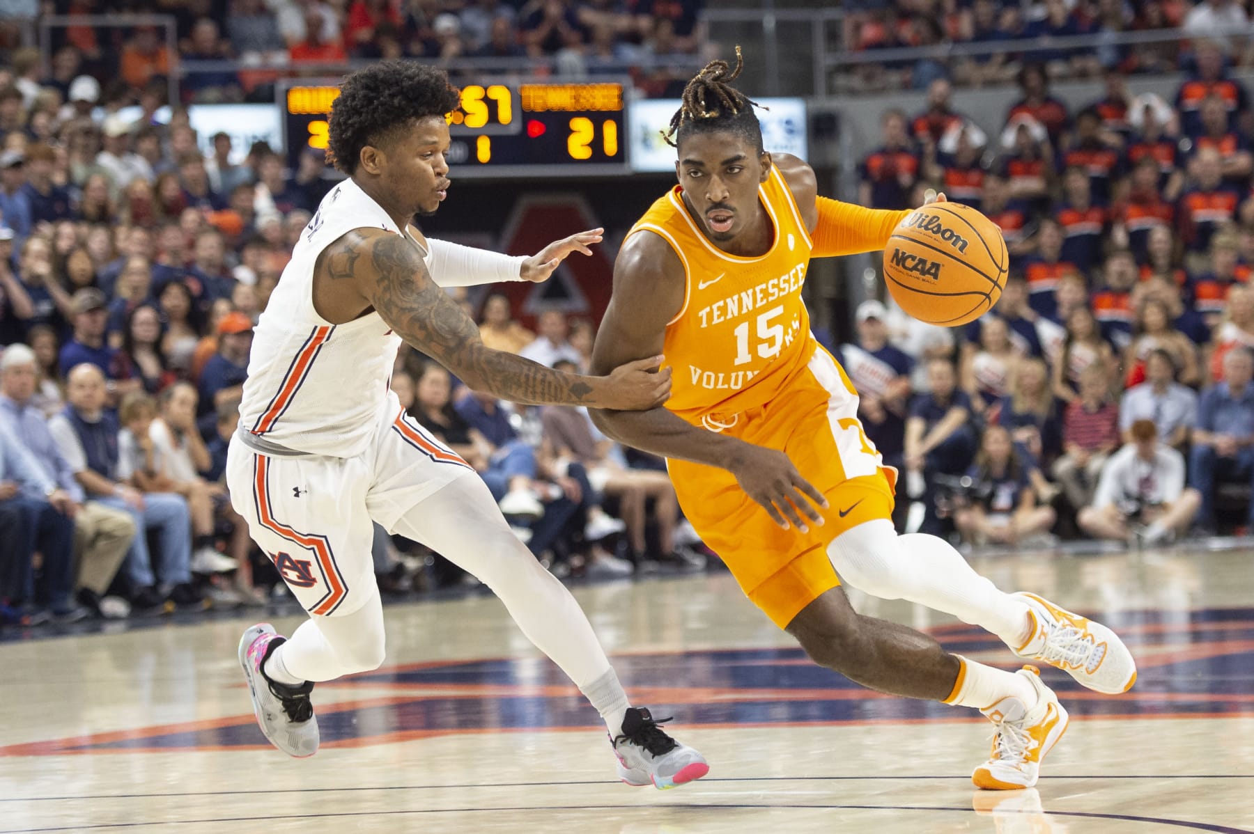 AUBURN, ALABAMA - MARCH 04: Jahmai Mashack #15 of the Tennessee Volunteers looks to maneuver the ball by Wendell Green Jr. #1 of the Auburn Tigers at Neville Arena on March 04, 2023 in Auburn, Alabama. (Photo by Michael Chang/Getty Images)