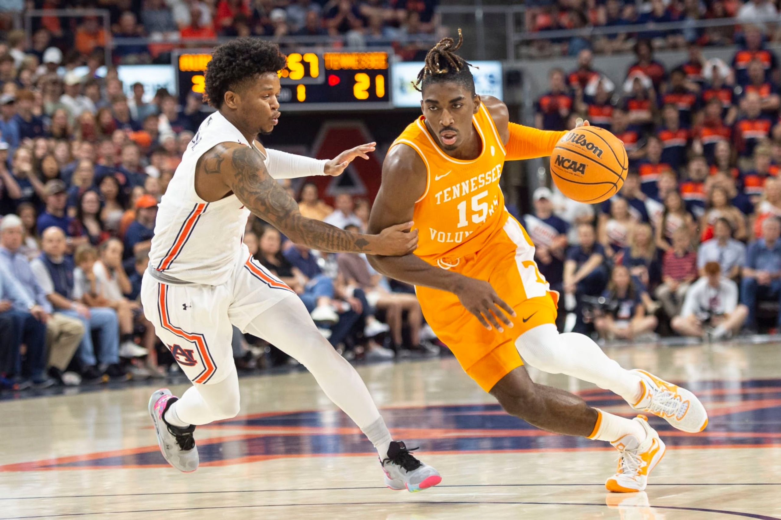 AUBURN, ALABAMA - MARCH 04: Jahmai Mashack #15 of the Tennessee Volunteers looks to maneuver the ball by Wendell Green Jr. #1 of the Auburn Tigers at Neville Arena on March 04, 2023 in Auburn, Alabama. (Photo by Michael Chang/Getty Images)