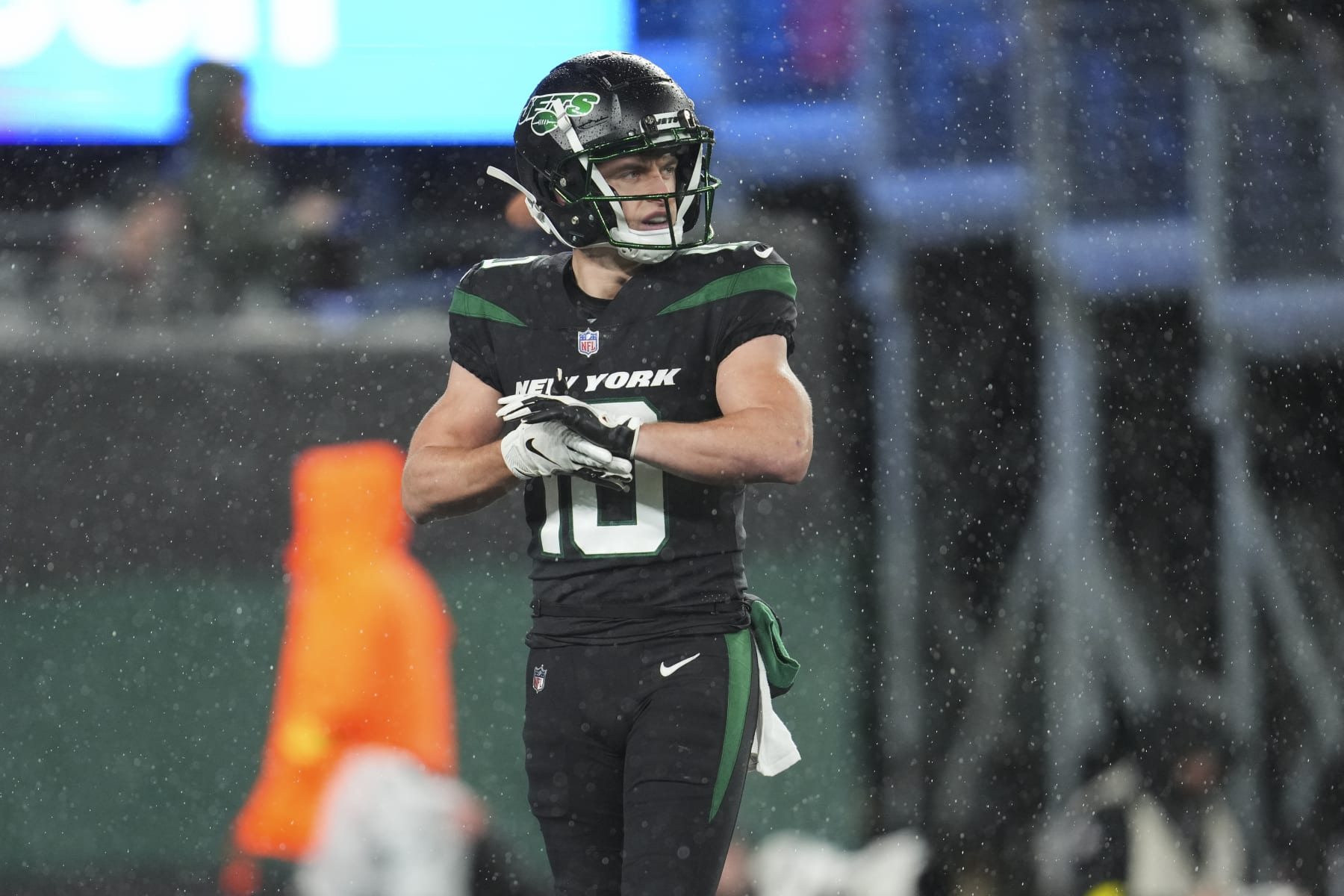 EAST RUTHERFORD, NJ - DECEMBER 22: Braxton Berrios #10 of the New York Jets gets set for the kick against the Jacksonville Jaguars at MetLife Stadium on December 22, 2022 in East Rutherford, New Jersey. (Photo by Cooper Neill/Getty Images)