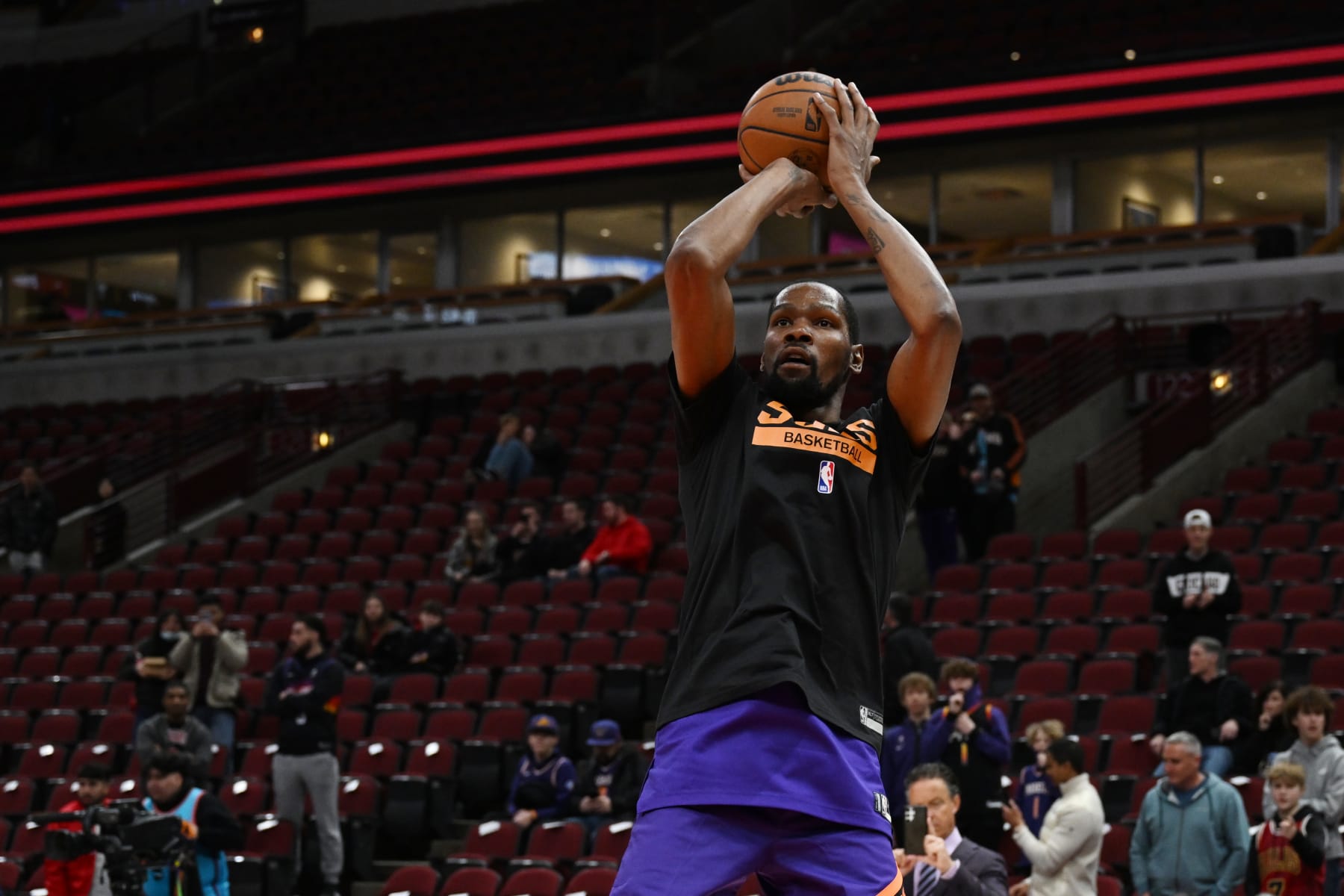 CHICAGO, ILLINOIS - MARCH 03: Kevin Durant #35 of the Phoenix Suns before the game against the Chicago Bulls at United Center on March 03, 2023 in Chicago, Illinois.  NOTE TO USER: User expressly acknowledges and agrees that, by downloading and or using this photograph, User is consenting to the terms and conditions of the Getty Images License Agreement.  (Photo by Quinn Harris/Getty Images)