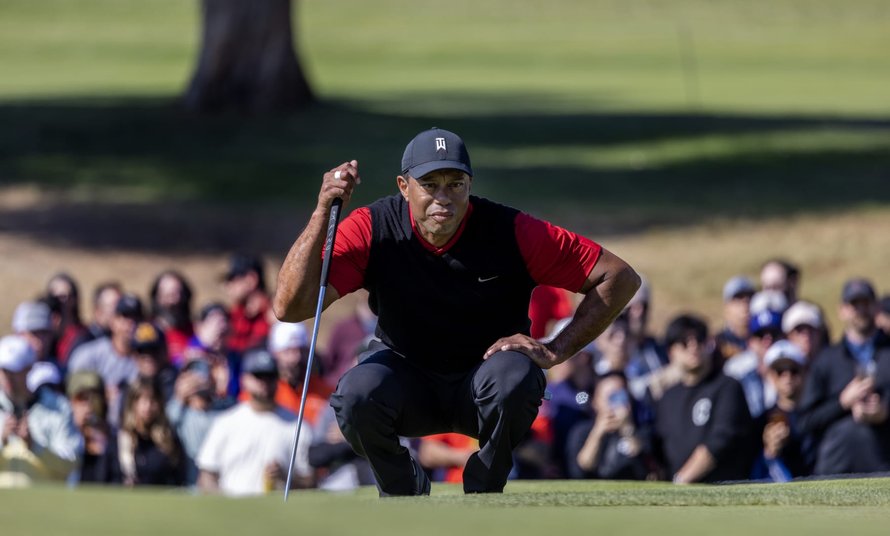 PACIFIC PALISADES, CA - FEBRUARY 19, 2023: Tiger Woods lines up his putt on the 9th green in the final round in  Genesis Invitational at Riviera Country Club on February 19, 2023 in Pacific Palisades, California. (Gina Ferazzi / Los Angeles Times via Getty Images)