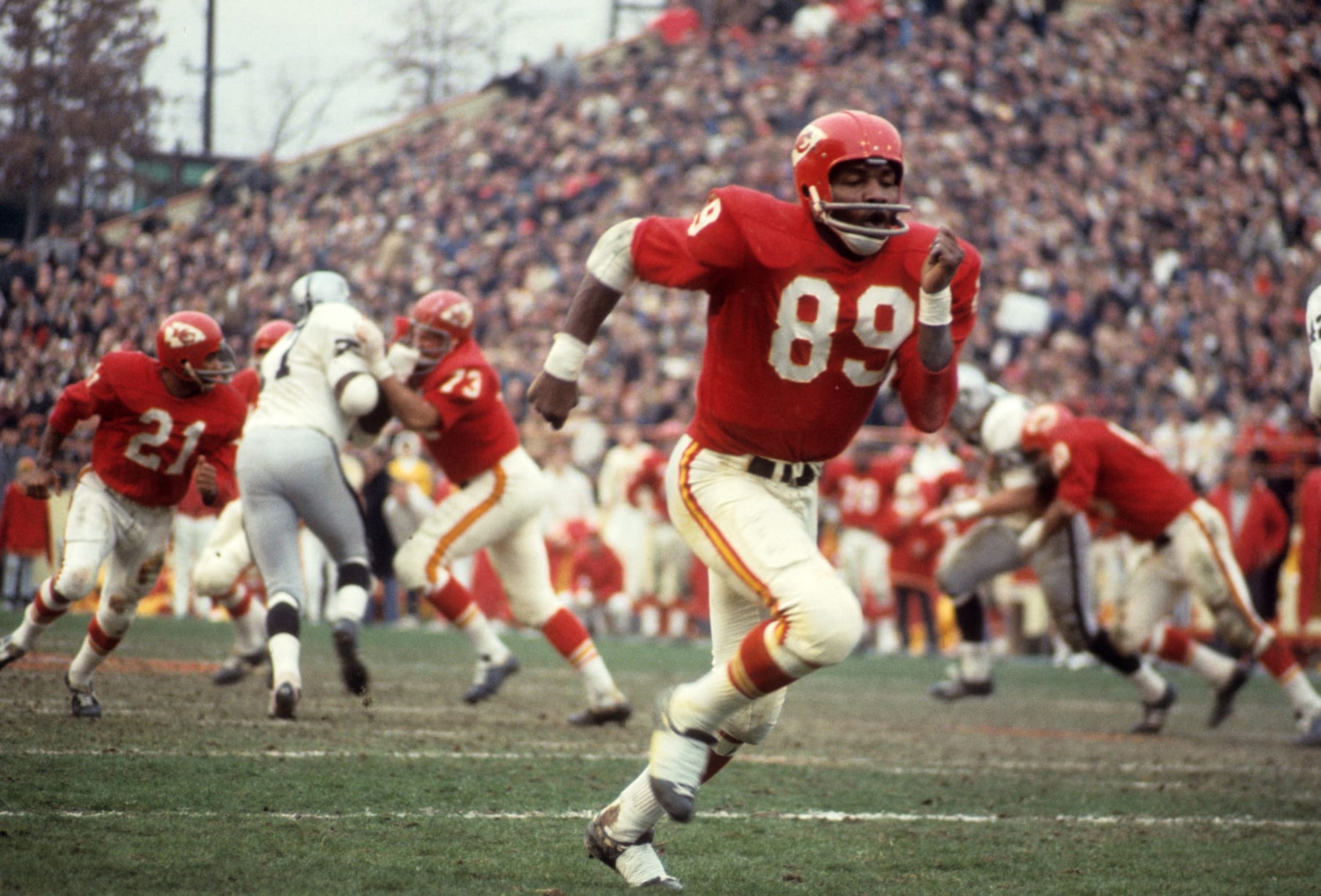 Football: Kansas City Chiefs Otis Taylor (89) in action vs Oakland Raiders at Municipal Stadium. 
Kansas City, MO 11/23/1967
CREDIT: Walter Iooss Jr. (Photo by Walter Iooss Jr. /Sports Illustrated via Getty Images)
(Set Number: X12868 TK1 R5 F13 )