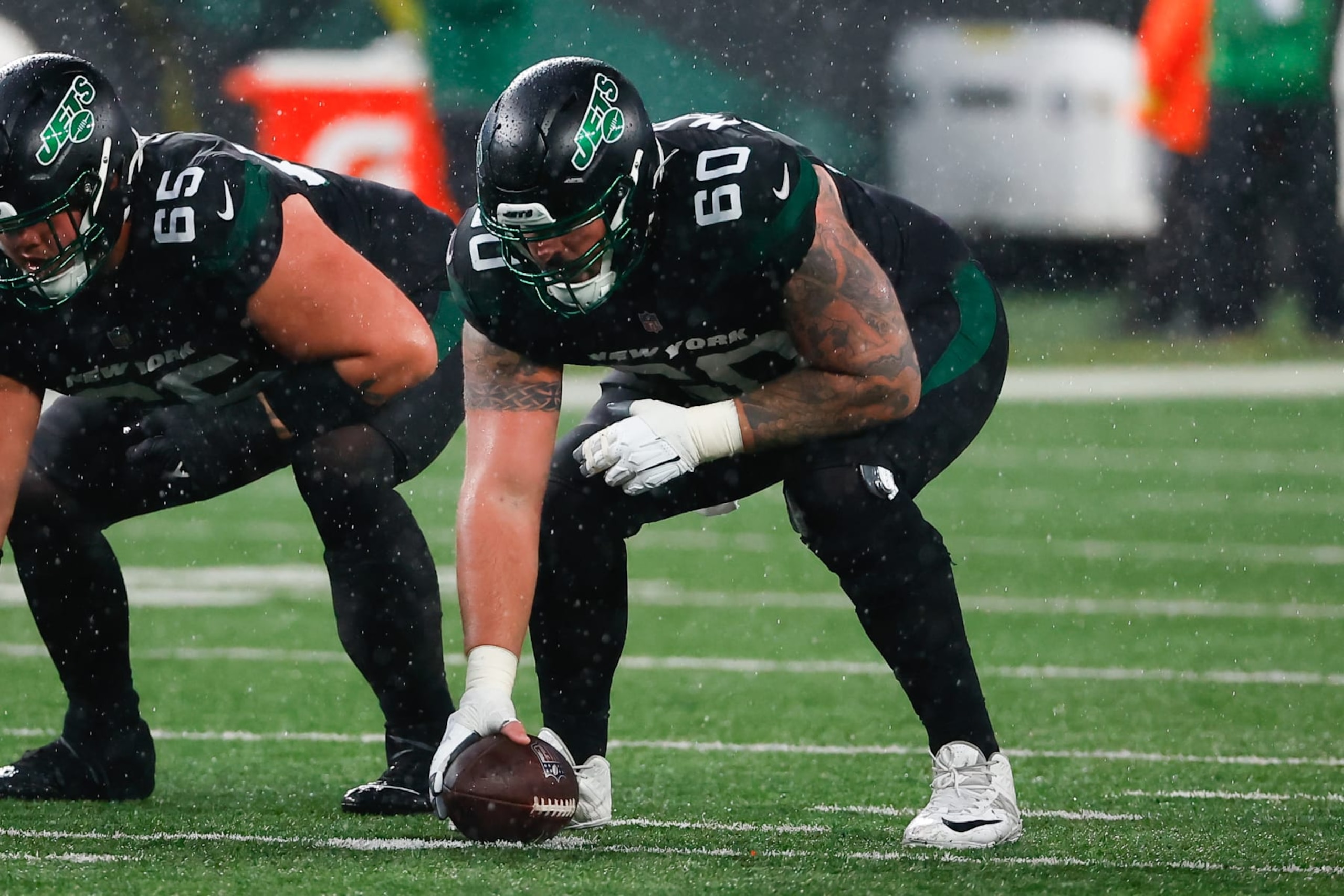 EAST RUTHERFORD, NJ - NOVEMBER 27:  New York Jets center Connor McGovern (60) during the National Football League game between the New York Jets and the Chicago Bears on November 27, 2022 at MetLife Stadium in East Rutherford, New Jersey.   (Photo by Rich Graessle/Icon Sportswire via Getty Images)