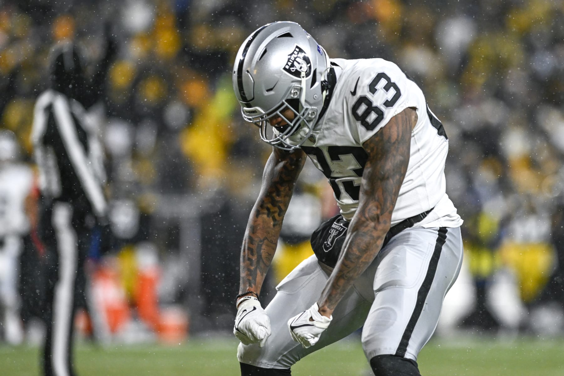 PITTSBURGH, PENNSYLVANIA - DECEMBER 24: Darren Waller #83 of the Las Vegas Raiders celebrates after a first down against the Pittsburgh Steelers in the second quarter at Acrisure Stadium on December 24, 2022 in Pittsburgh, Pennsylvania. (Photo by Gaelen Morse/Getty Images)