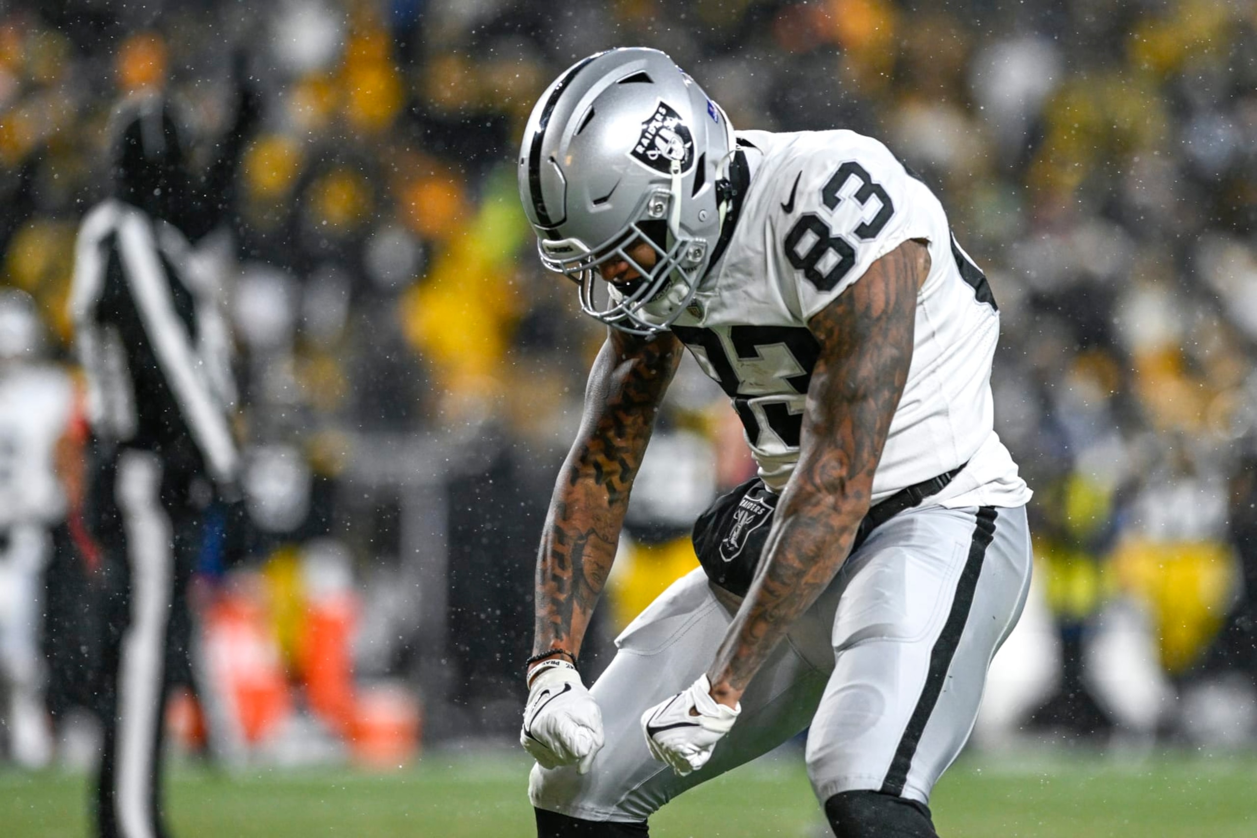PITTSBURGH, PENNSYLVANIA - DECEMBER 24: Darren Waller #83 of the Las Vegas Raiders celebrates after a first down against the Pittsburgh Steelers in the second quarter at Acrisure Stadium on December 24, 2022 in Pittsburgh, Pennsylvania. (Photo by Gaelen Morse/Getty Images)