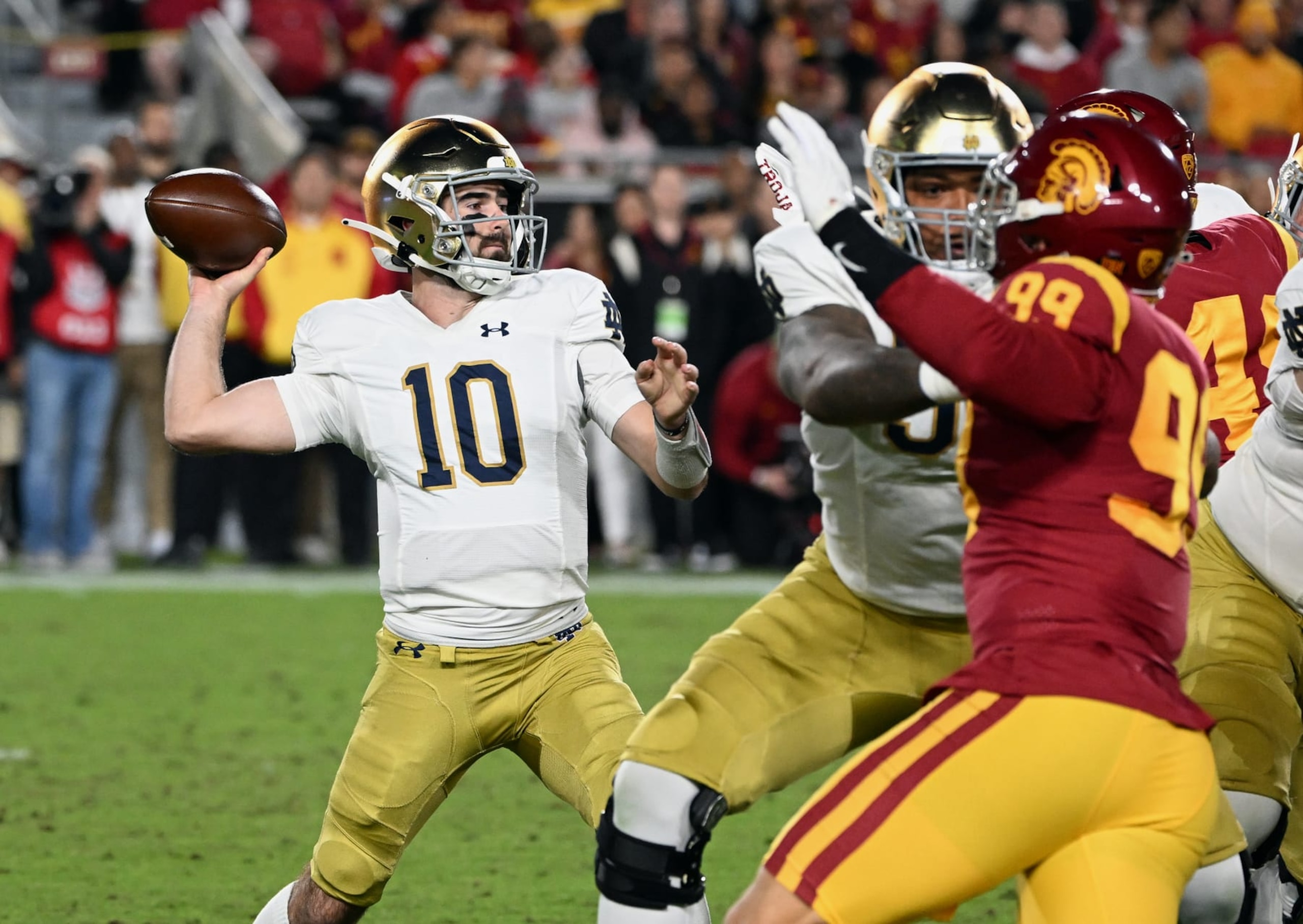 LOS ANGELES, CA - NOVEMBER 26: Notre Dame Fighting Irish quarterback Drew Pyne (10) throws a pass during a college football game against the USC Trojans played on November 26, 2022 at the Los Angeles Memorial Coliseum in Los Angeles, CA. (Photo by John Cordes/Icon Sportswire via Getty Images)