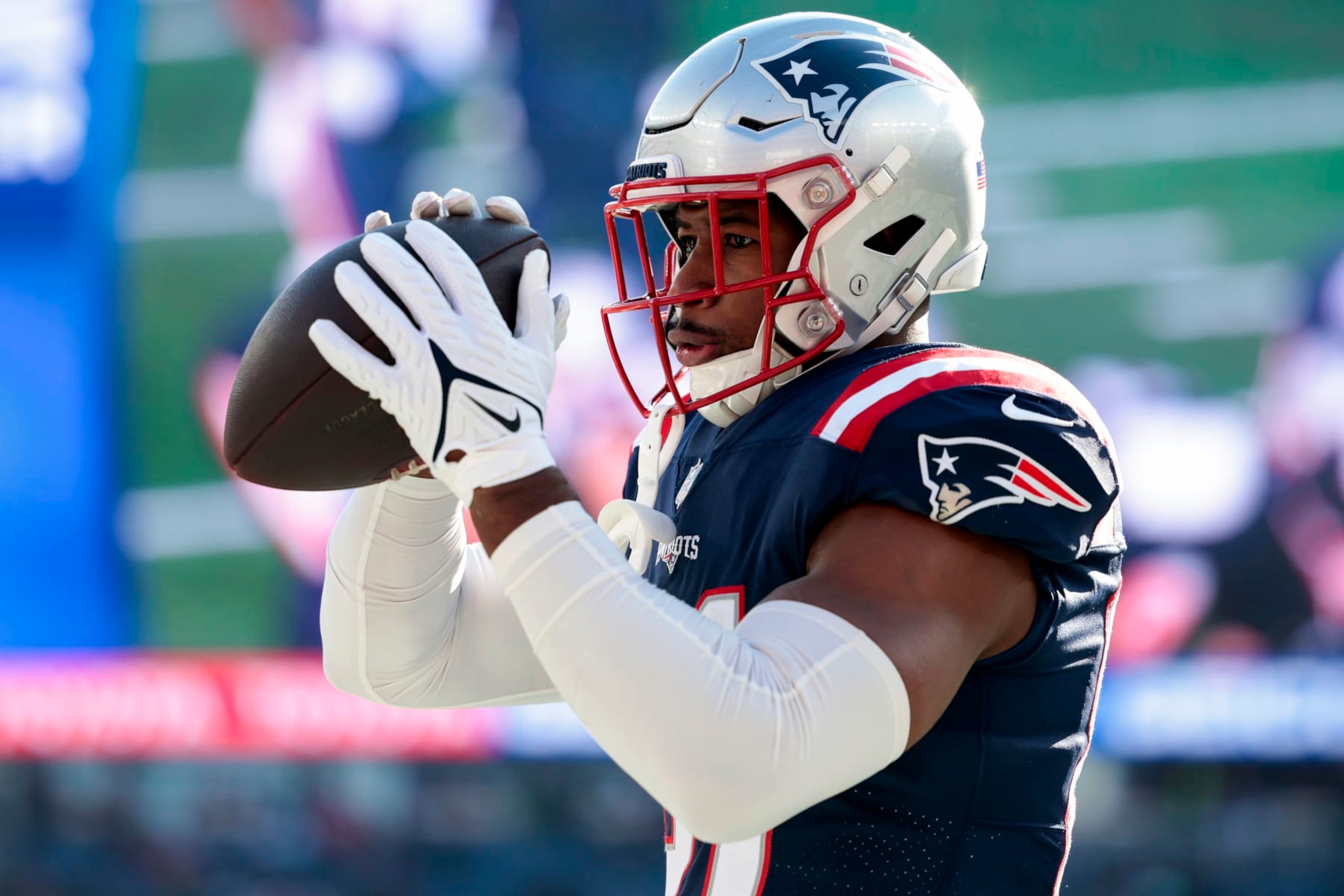 FOXBOROUGH, MASSACHUSETTS - DECEMBER 24: Jonnu Smith #81 of the New England Patriots warms up against the Cincinnati Bengals at Gillette Stadium on December 24, 2022 in Foxborough, Massachusetts. (Photo by Nick Grace/Getty Images) FOXBOROUGH, MASSACHUSETTS - DECEMBER 24: Jonnu Smith #81 of the New England Patriots warms up against the Cincinnati Bengals at Gillette Stadium on December 24, 2022 in Foxborough, Massachusetts. (Photo by Nick Grace/Getty Images)