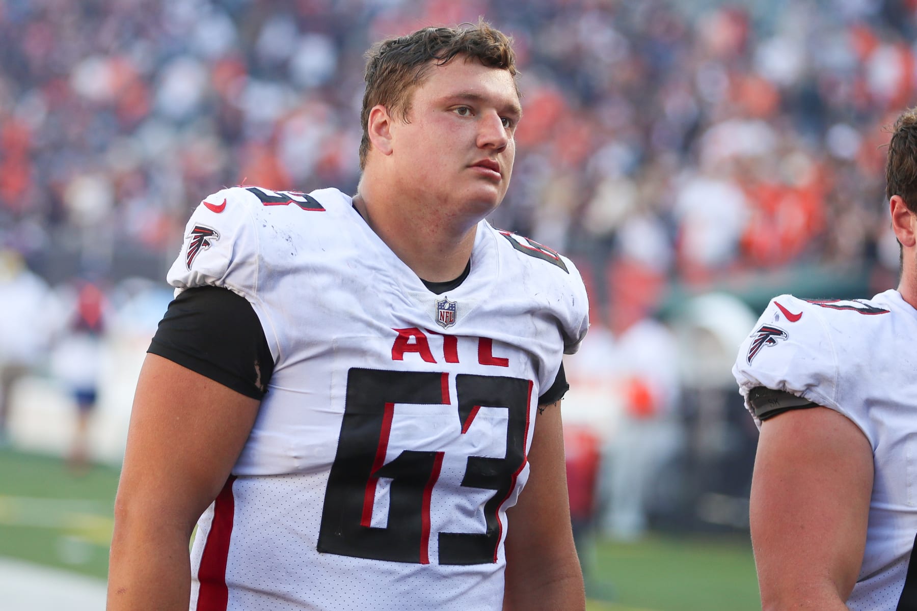 CINCINNATI, OH - OCTOBER 23: Atlanta Falcons guard Chris Lindstrom (63) walks off the field after the game against the Atlanta Falcons and the Cincinnati Bengals on October 23, 2022, at Paycor Stadium in Cincinnati, OH. (Photo by Ian Johnson/Icon Sportswire via Getty Images)