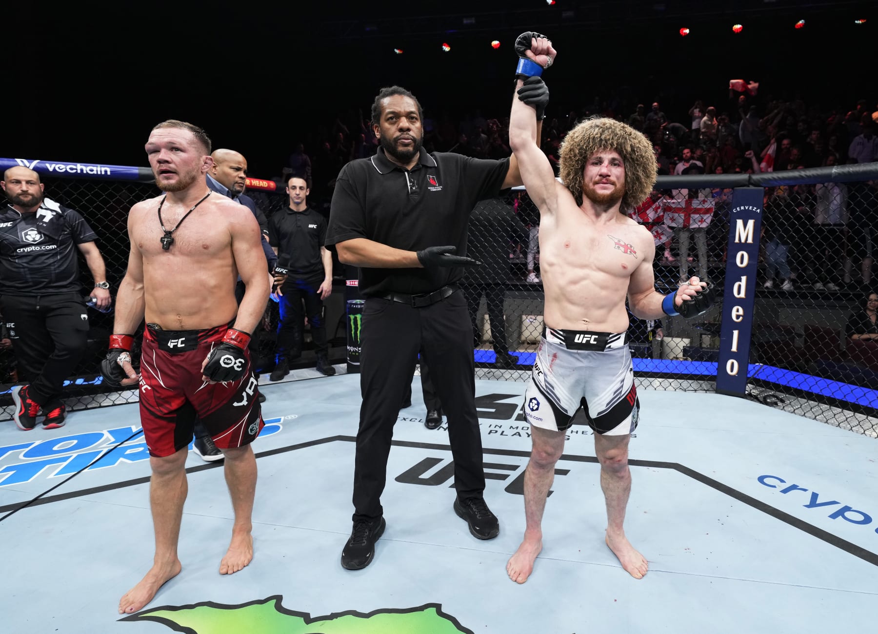 Merab Dvalishvili defeats Petr Yan by unanimous decision. 