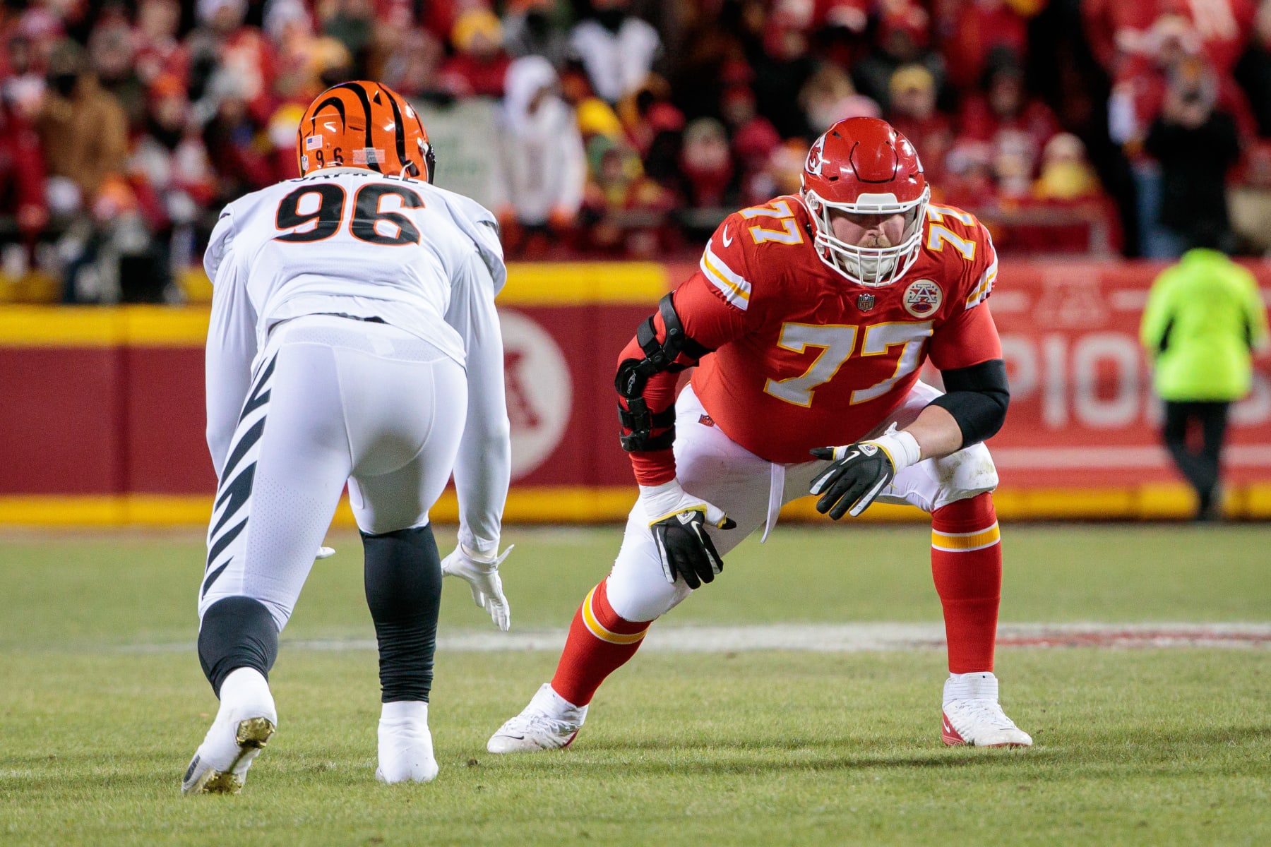 KANSAS CITY, MO - JANUARY 29: Kansas City Chiefs guard Andrew Wylie (77) lines up against Cincinnati Bengals defensive end Cam Sample (96) on January 29th, 2023 at Arrowhead Stadium in Kansas City, Missouri. (Photo by William Purnell/Icon Sportswire via Getty Images)