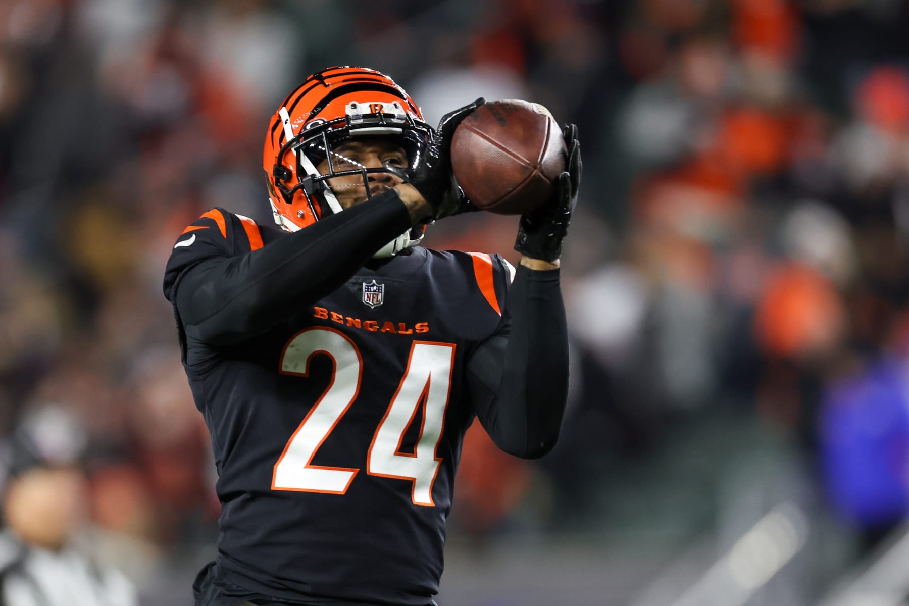 CINCINNATI, OH - JANUARY 15: Cincinnati Bengals safety Vonn Bell (24) warms up before the game against the Baltimore Ravens and the Cincinnati Bengals on January 15, 2023, at Paycor Stadium in Cincinnati, OH. (Photo by Ian Johnson/Icon Sportswire via Getty Images)