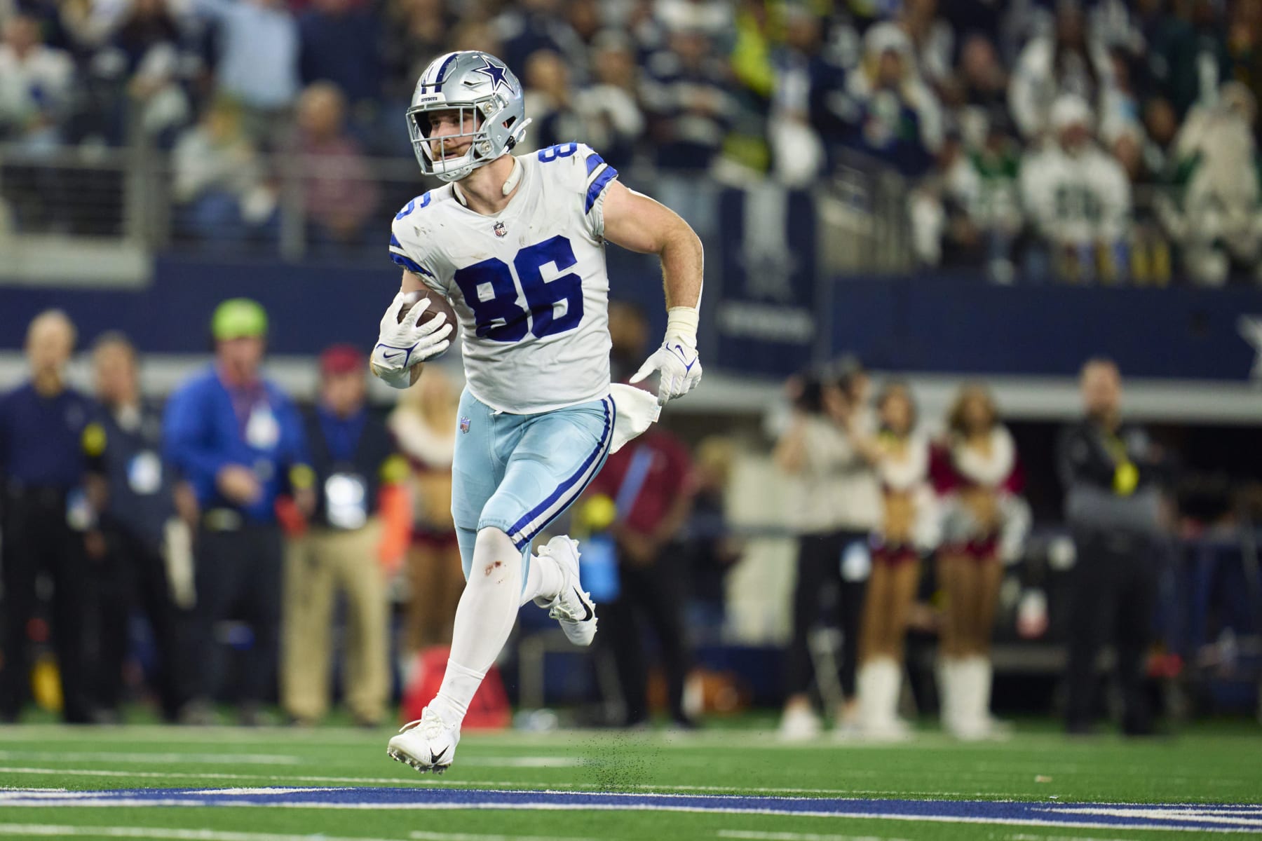 ARLINGTON, TX - DECEMBER 24: Tight end Dalton Schultz #86 of the Dallas Cowboys runs with the ball against the Philadelphia Eagles during the second half at AT&T Stadium on December 24, 2022 in Arlington, Texas. (Photo by Cooper Neill/Getty Images)