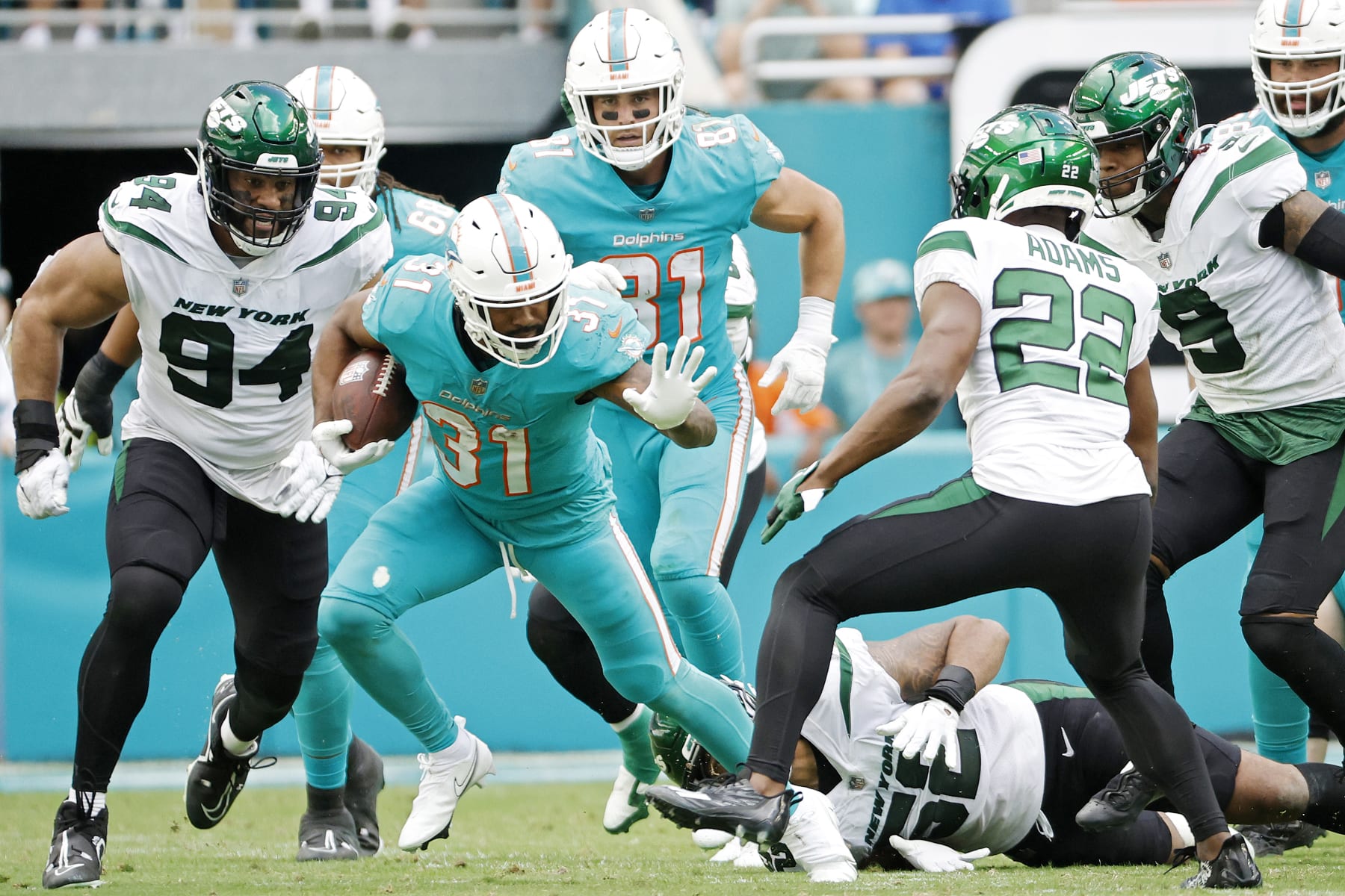 MIAMI GARDENS, FLORIDA - JANUARY 08: Raheem Mostert #31 of the Miami Dolphins runs the ball during the third quarter against the New York Jets at Hard Rock Stadium on January 08, 2023 in Miami Gardens, Florida. (Photo by Cliff Hawkins/Getty Images)