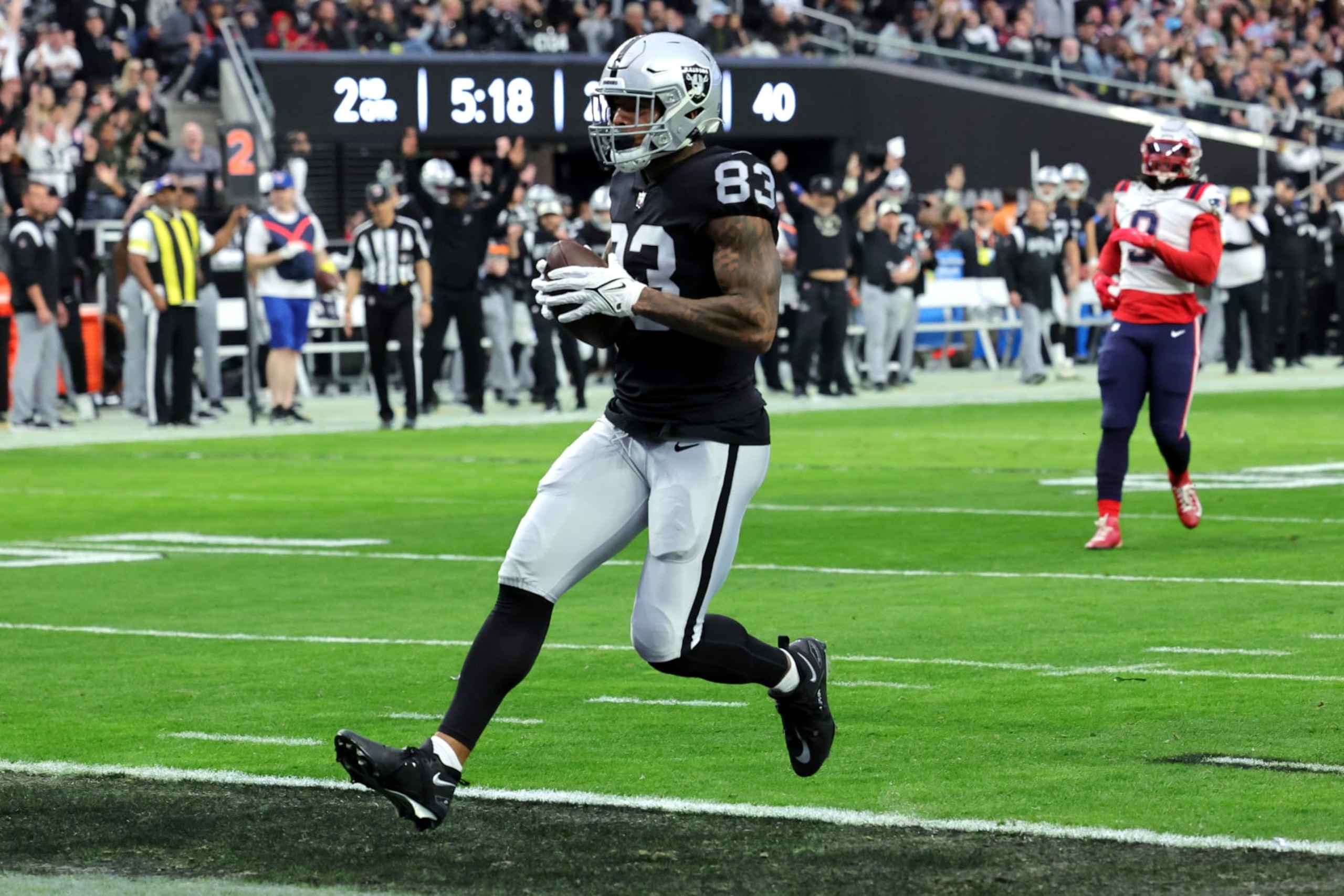 LAS VEGAS, NEVADA - DECEMBER 18: Darren Waller #83 of the Las Vegas Raiders scores a touchdown during the second quarter against the New England Patriots at Allegiant Stadium on December 18, 2022 in Las Vegas, Nevada. (Photo by Ethan Miller/Getty Images)