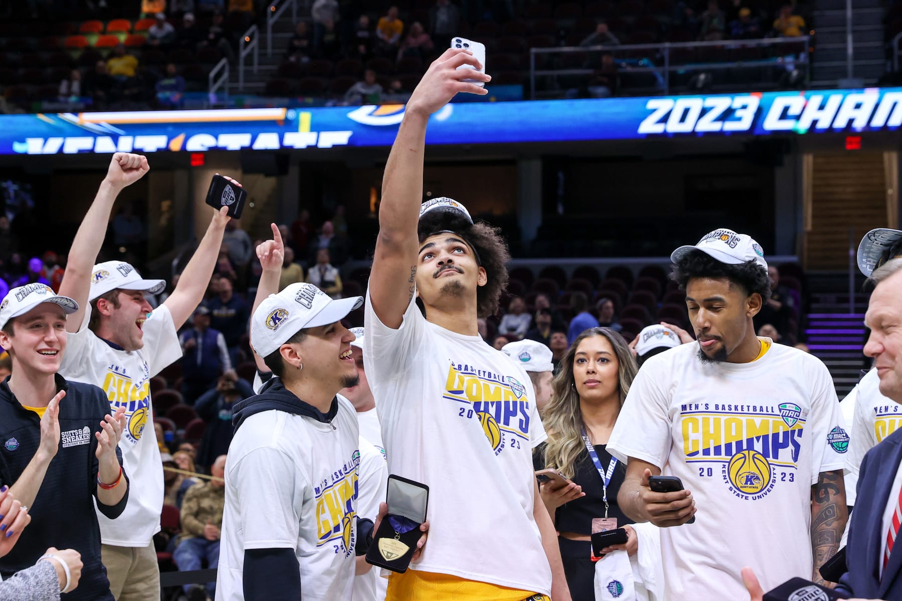 CLEVELAND, OH - MARCH 11: Mid-American Conference commissioner Dr. Jon A. Steinbrecher presents Kent State Golden Flashes guard Sincere Carry (3) with the tournament Most Valuable Player award following the MAC Mens Basketball Tournament Championship game between the Kent State Golden Flashes and Toledo Rockets on March 11, 2023, at Rocket Mortgage FieldHouse in Cleveland, OH. Photo by Frank Jansky/Icon Sportswire via Getty Images)