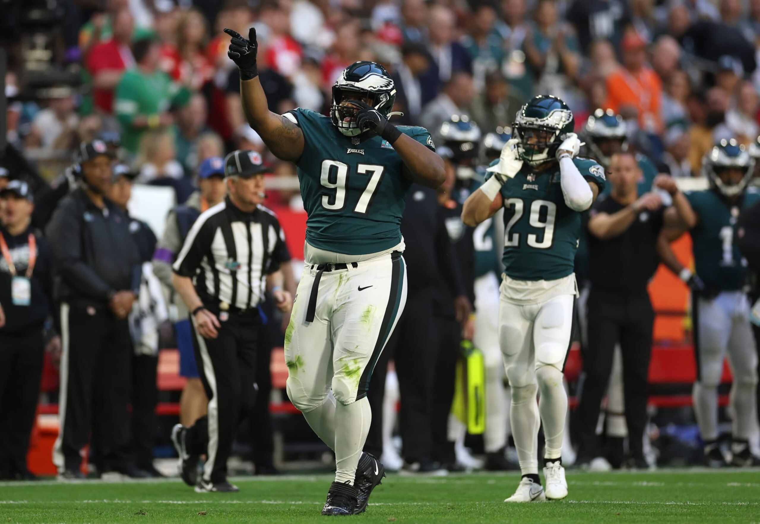 Defensive tackle Javon Hargrave (97)