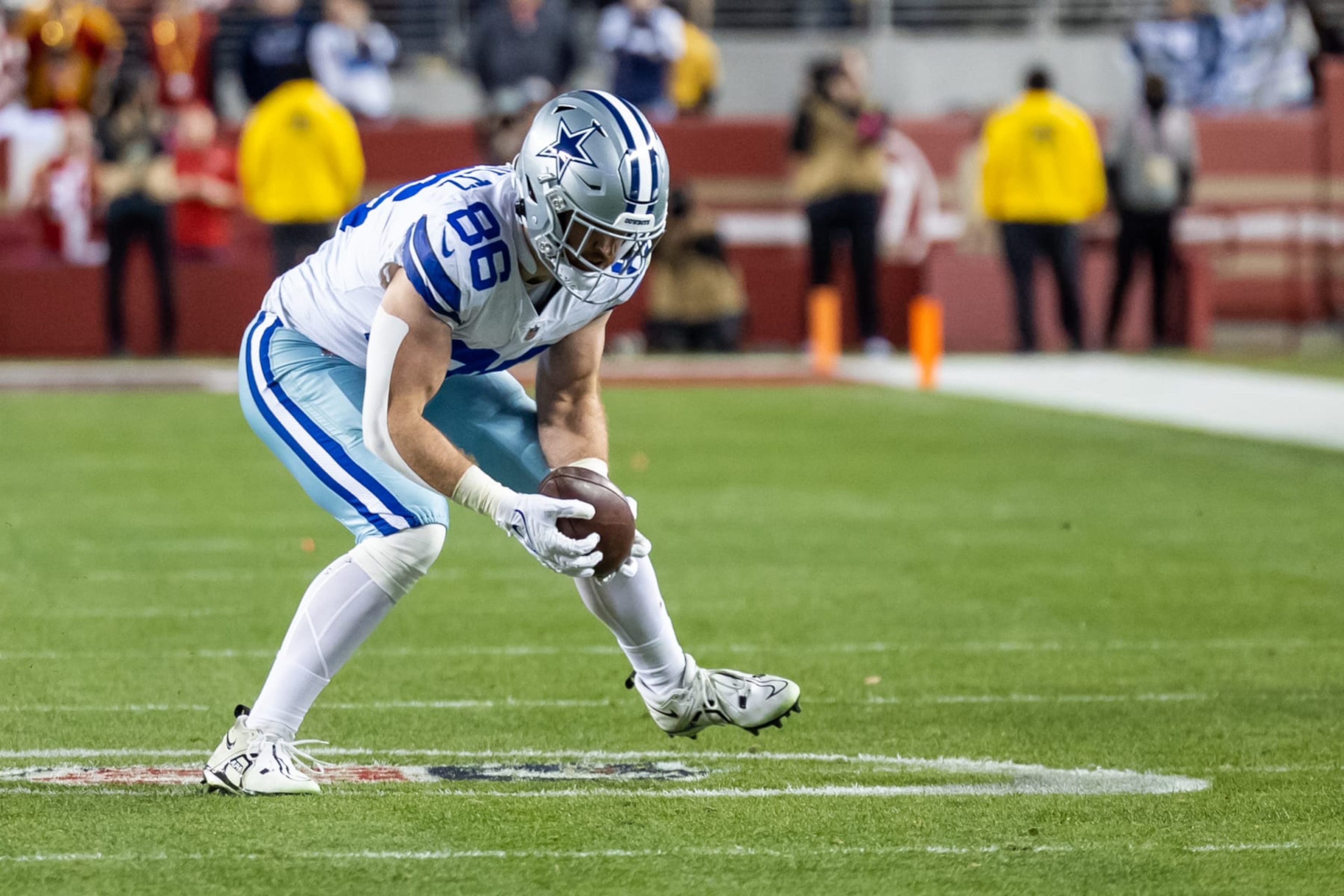 SANTA CLARA, CA - JANUARY 22: Dallas Cowboys tight end Dalton Schultz (86) makes a catch during the NFL NFC Divisional Playoff game between the Dallas Cowboys and San Francisco 49ers at Levis Stadium in Santa Clara, CA. (Photo by Bob Kupbens/Icon Sportswire via Getty Images) SANTA CLARA, CA - JANUARY 22: Dallas Cowboys tight end Dalton Schultz (86) makes a catch during the NFL NFC Divisional Playoff game between the Dallas Cowboys and San Francisco 49ers at Levis Stadium in Santa Clara, CA. (Photo by Bob Kupbens/Icon Sportswire via Getty Images)