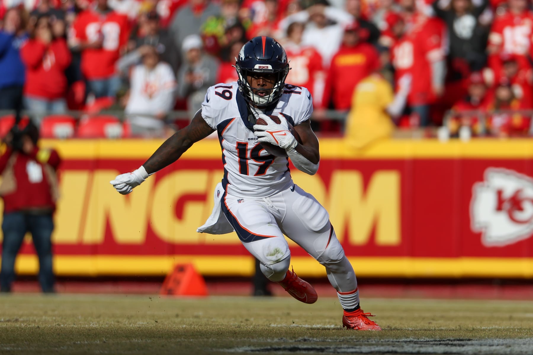 KANSAS CITY, MO - JANUARY 01: Denver Broncos running back Chase Edmonds (19) runs after the catch in the second quarter of an AFC West game between the Denver Broncos and Kansas City Chiefs on January 1, 2023 at GEHA Field at.Arrowhead Stadium in Kansas City, MO. (Photo by Scott Winters/Icon Sportswire via Getty Images)