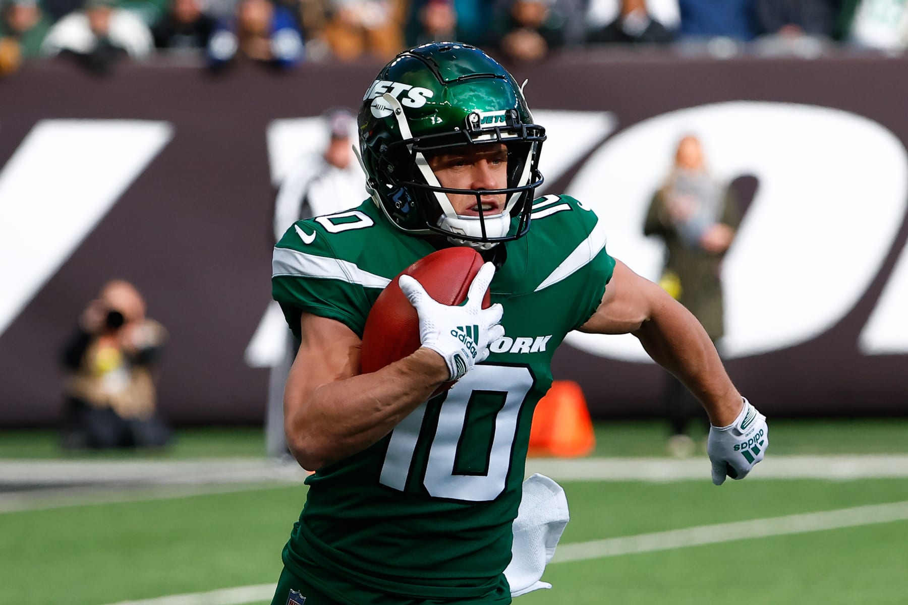 EAST RUTHERFORD, NJ - DECEMBER 18:  New York Jets wide receiver Braxton Berrios (10) runs during the National Football League game between the New York Jets and the Detroit Lions on December 18, 2022 at MetLife Stadium in East Rutherford, New Jersey.  (Photo by Rich Graessle/Icon Sportswire via Getty Images)