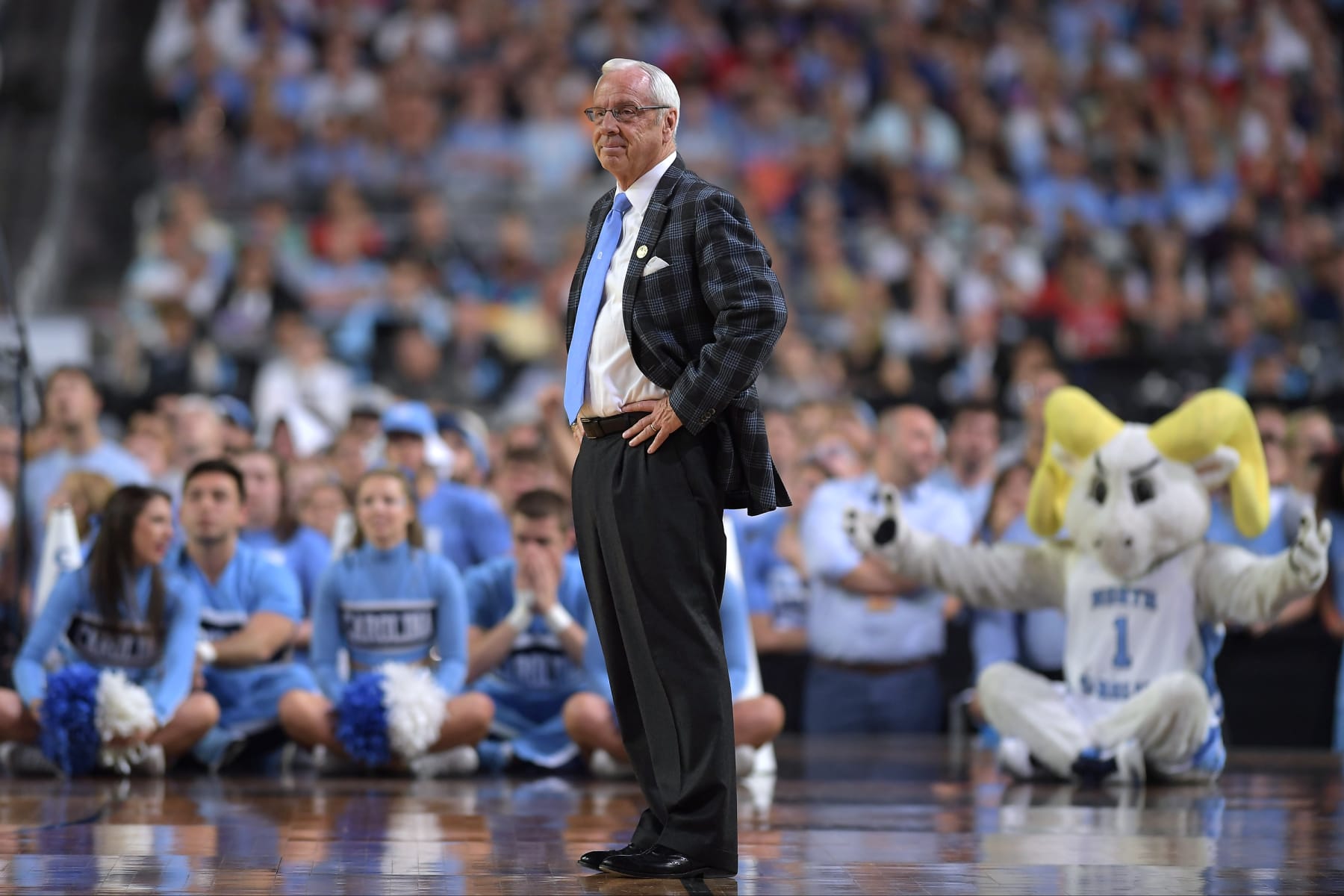GLENDALE, AZ - APRIL 03: Head coach Roy Williams of the North Carolina Tar Heels reacts against the Gonzaga Bulldogs during the 2017 NCAA Men's Final Four Championship at University of Phoenix Stadium on April 3, 2017 in Glendale, Arizona. North Carolina defeated Gonzaga 71-65. (Photo by Lance King/Getty Images)
