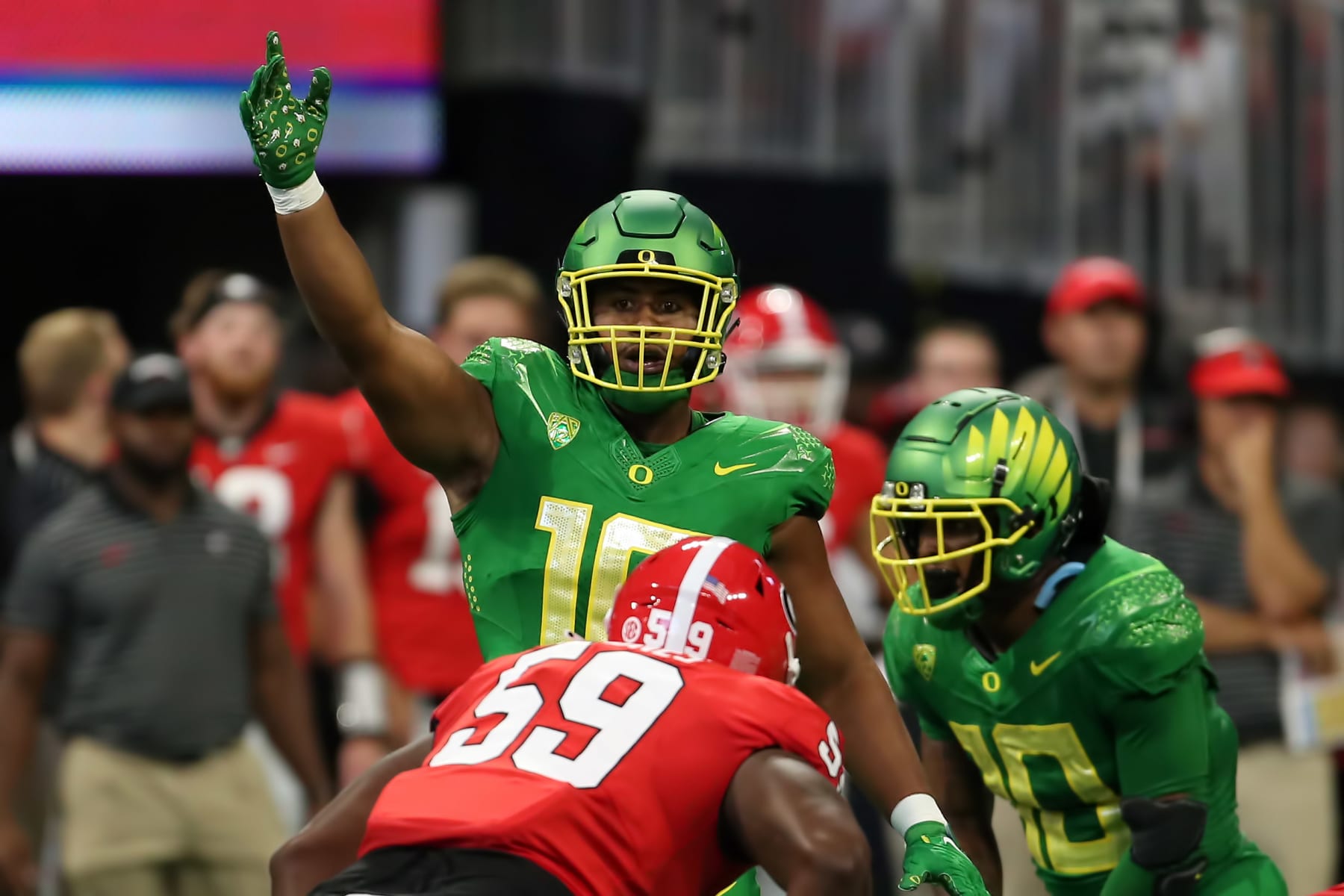 ATLANTA, GA - SEPTEMBER 03: Oregon Ducks linebacker Justin Flowe (10) during the game between the Oregon Ducks and the Georgia Bulldogs on September 3, 2022 at Mercedes-Benz Stadium in Atlanta, Georgia.  (Photo by Michael Wade/Icon Sportswire via Getty Images)