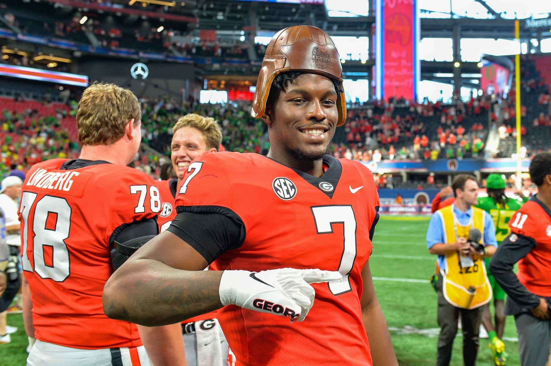 ATLANTA, GA  SEPTEMBER 03:  Georgia tight end Arik Gilbert (7) wears the Old Leather Helmet following the conclusion of the Chick-Fil-A Kickoff Game between the Oregon Ducks and the Georgia Bulldogs on September 3rd, 2022 at Mercedes-Benz Stadium in Atlanta, GA.  (Photo by Rich von Biberstein/Icon Sportswire via Getty Images)