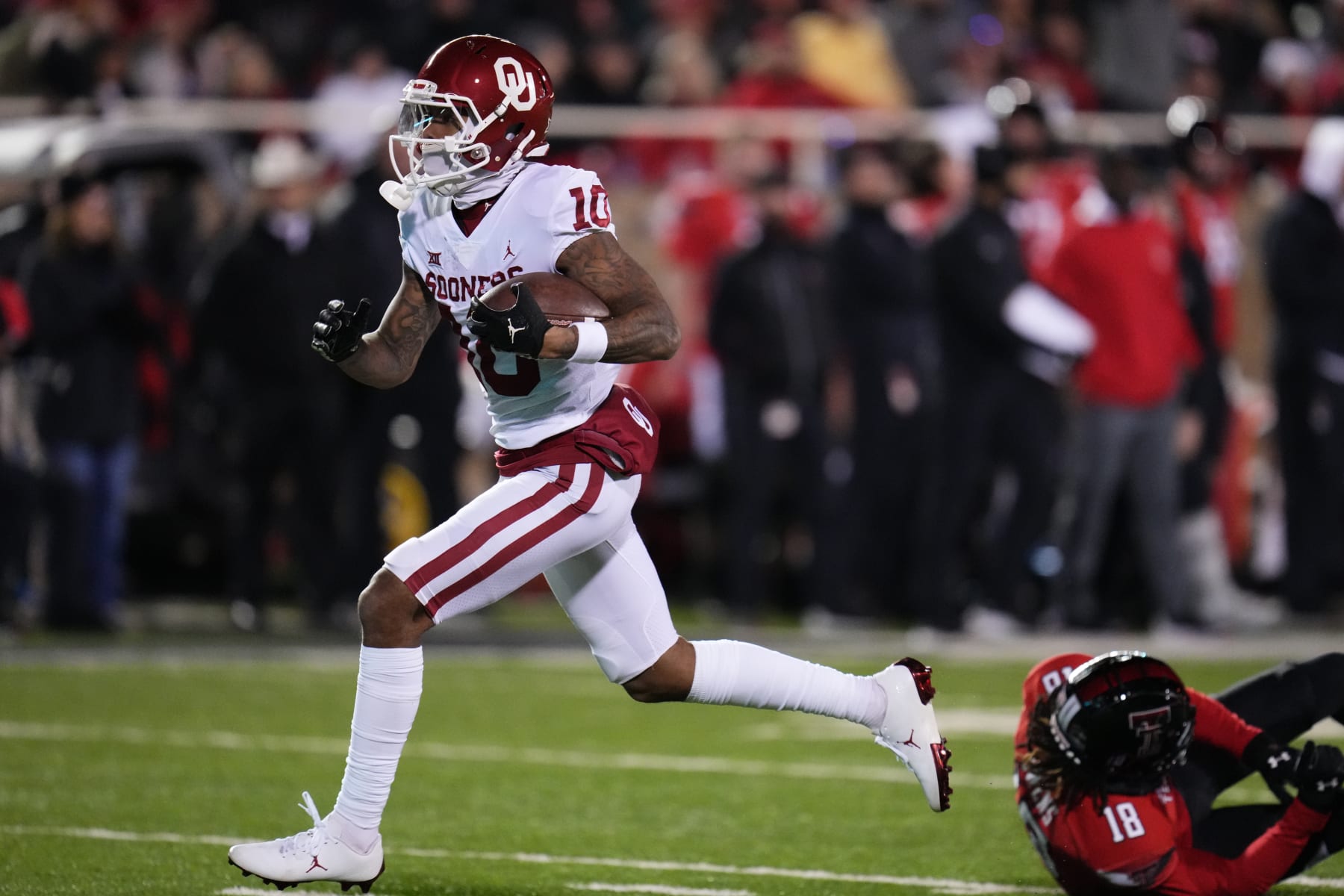 LUBBOCK, TEXAS - NOVEMBER 26: Theo Wease #10 of the Oklahoma Sooners runs for a touchdown after catching a pass during the third quarter against the Texas Tech Red Raiders at Jones AT&T Stadium on November 26, 2022 in Lubbock, Texas. (Photo by Josh Hedges/Getty Images)