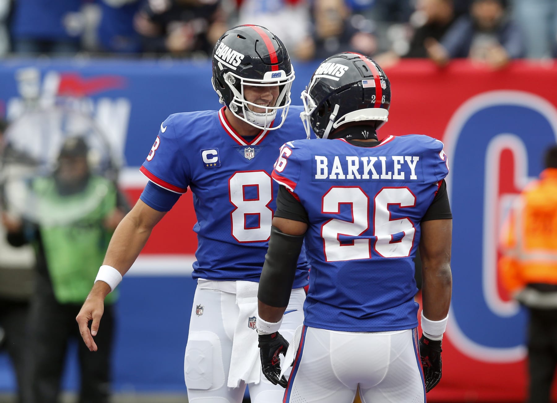 EAST RUTHERFORD, NEW JERSEY - OCTOBER 02: (NEW YORK DAILIES OUT)  Daniel Jones #8 and Saquon Barkley #26 of the New York Giants in action against the Chicago Bears at MetLife Stadium on October 02, 2022 in East Rutherford, New Jersey. The Giants defeated the Bears 20-12. (Photo by Jim McIsaac/Getty Images)