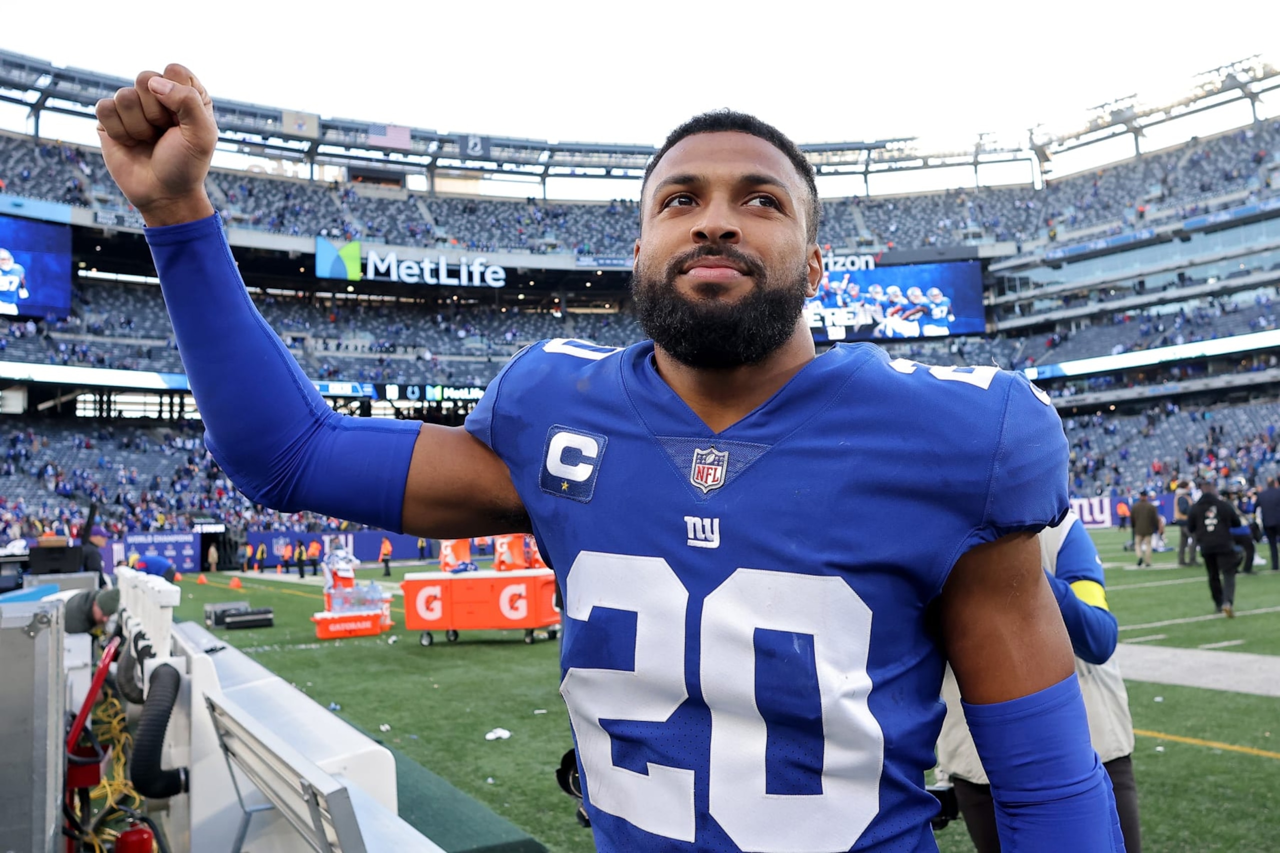 EAST RUTHERFORD, NEW JERSEY - JANUARY 01: Julian Love #20 of the New York Giants celebrates while running off the field after defeating the Indianapolis Colts 38-10 at MetLife Stadium on January 01, 2023 in East Rutherford, New Jersey. (Photo by Jamie Squire/Getty Images)