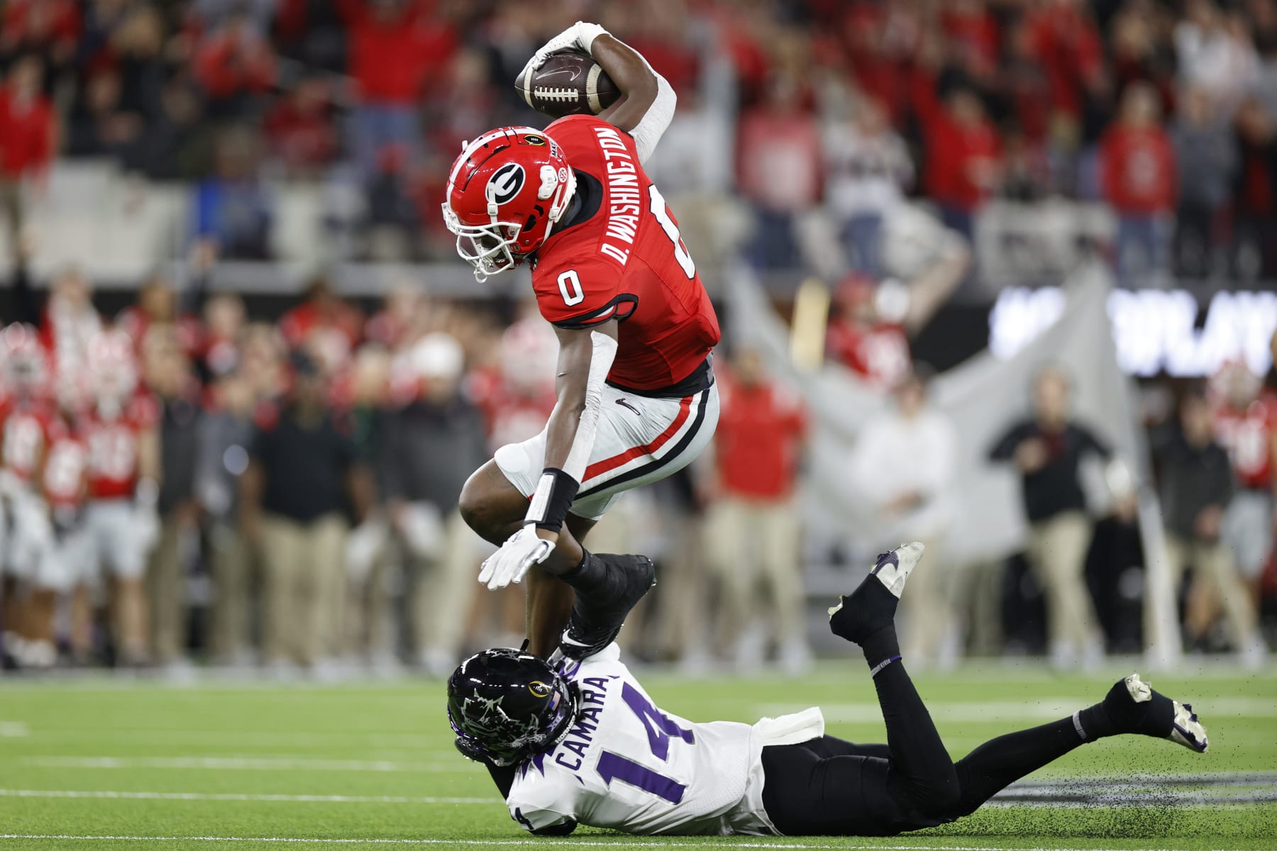INGLEWOOD, CALIFORNIA - JANUARY 09: Darnell Washington #0 of the Georgia Bulldogs runs after a catch against Abraham Camara #14 of the TCU Horned Frogs in the College Football Playoff National Championship game at SoFi Stadium on January 09, 2023 in Inglewood, California. (Photo by Steph Chambers/Getty Images)
