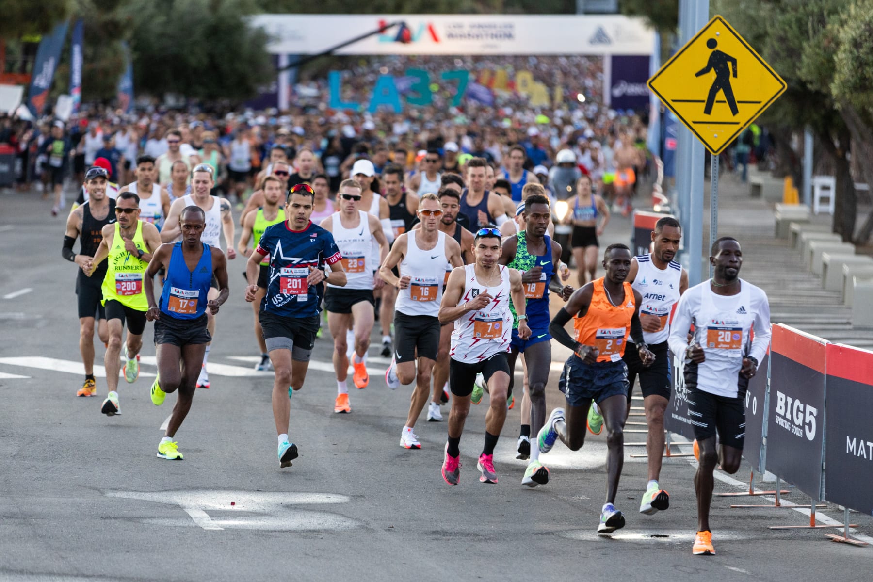 LOS ANGELES, CALIFORNIA - MARCH 20: Participants run the 2022 Los Angeles Marathon on March 20, 2022 in Los Angeles, California. (Photo by Qian Weizhong/VCG via Getty Images)
