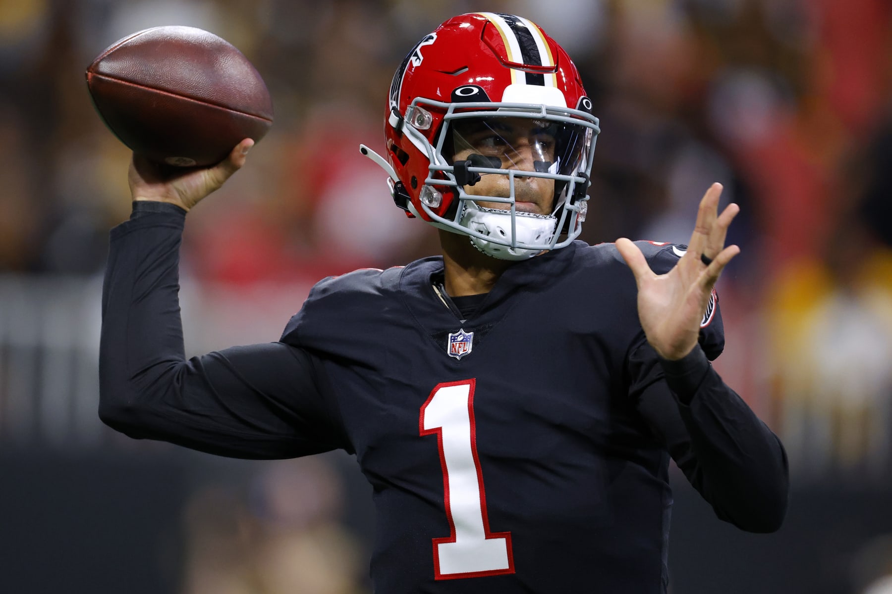 ATLANTA, GEORGIA - DECEMBER 04: Marcus Mariota #1 of the Atlanta Falcons looks to pass the ball during the first quarter of the game against the Pittsburgh Steelers at Mercedes-Benz Stadium on December 04, 2022 in Atlanta, Georgia. (Photo by Todd Kirkland/Getty Images)