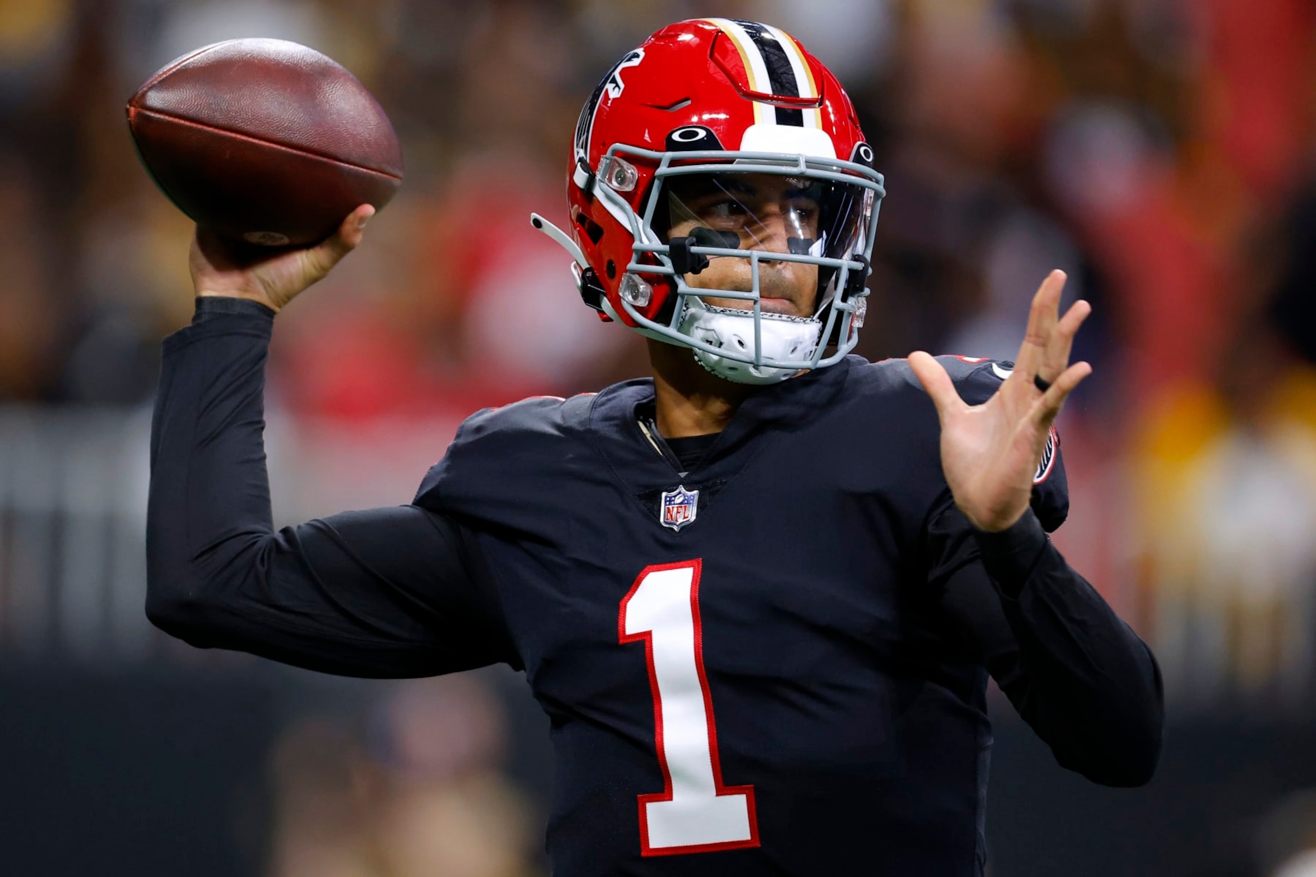 ATLANTA, GEORGIA - DECEMBER 04: Marcus Mariota #1 of the Atlanta Falcons looks to pass the ball during the first quarter of the game against the Pittsburgh Steelers at Mercedes-Benz Stadium on December 04, 2022 in Atlanta, Georgia. (Photo by Todd Kirkland/Getty Images)